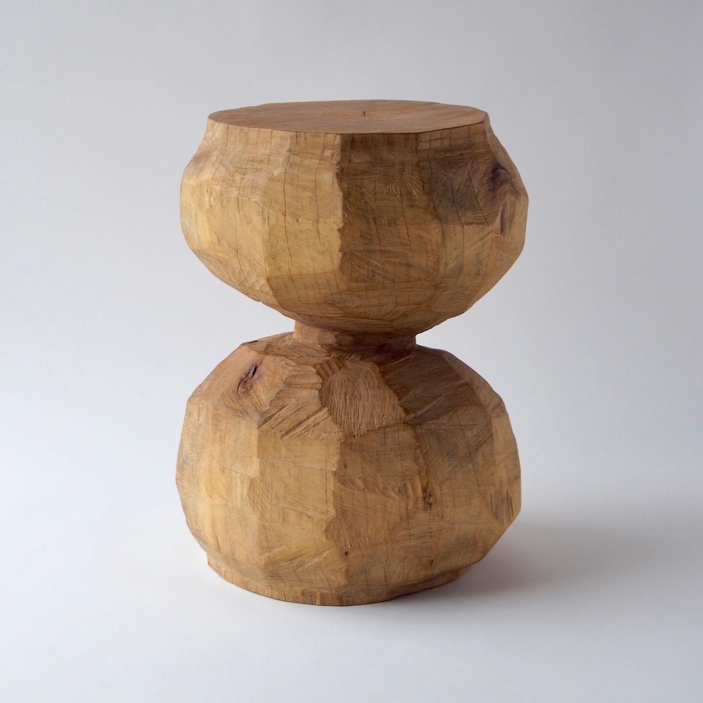 Nom : Sous la terre
Tabouret sculptural par Zogei meubles sculptés
Matériau : Zelkova
Cette œuvre est taillée dans le bois avec des sortes de tronçonneuses.
La plupart des bois utilisés pour les œuvres de Nishimura ne peuvent servir à rien, ces