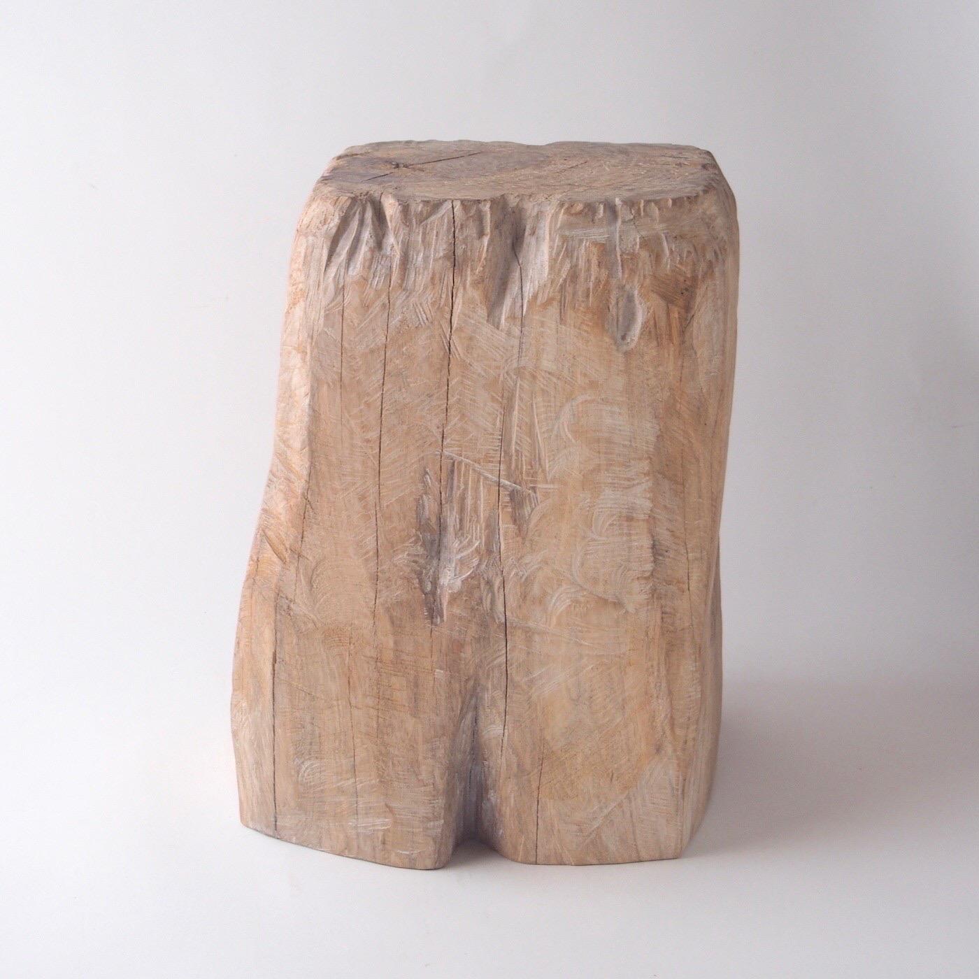 Nom : Torse
Tabouret sculptural par Zogei meubles sculptés
Matériau : Zelkova
Cette œuvre est taillée dans le bois avec des sortes de tronçonneuses.
La plupart des bois utilisés pour les œuvres de Nishimura ne peuvent servir à rien, ces bois