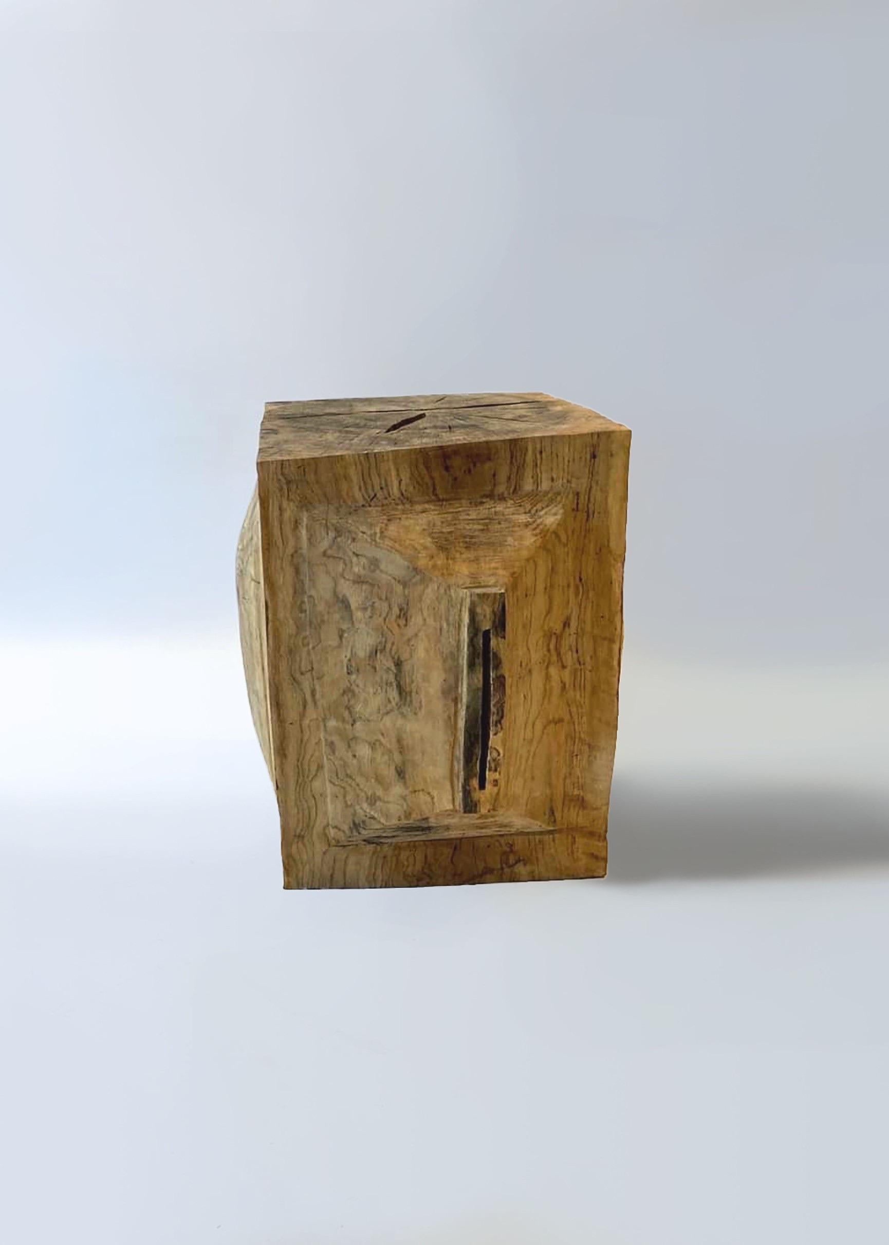 Nom : Robot
Tabouret sculptural par Zogei meubles sculptés
Matériel : Quercus serrata
Cette œuvre est taillée dans le bois avec des sortes de tronçonneuses.
La plupart des bois utilisés pour les œuvres de Nishimura ne peuvent servir à rien, ces