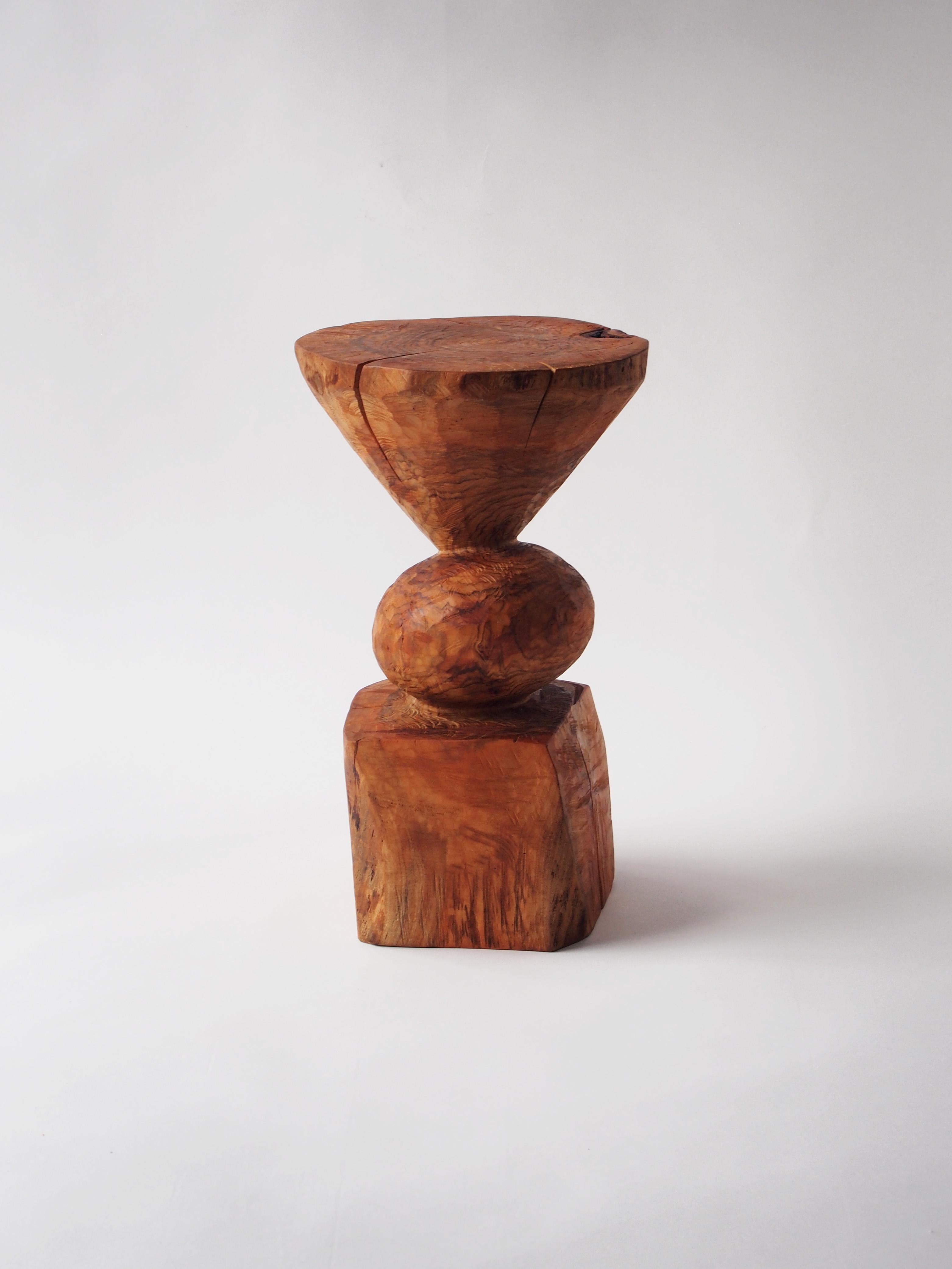 Nom : △◯◼️ triangle, cercle, carré
Tabouret sculptural ou table d'appoint de Hiroyuki Nishimura et meubles sculptés Zougei
MATERIAL : Cerisier
Cette œuvre est sculptée dans du bois à l'aide de plusieurs types de tronçonneuses.
La plupart des bois