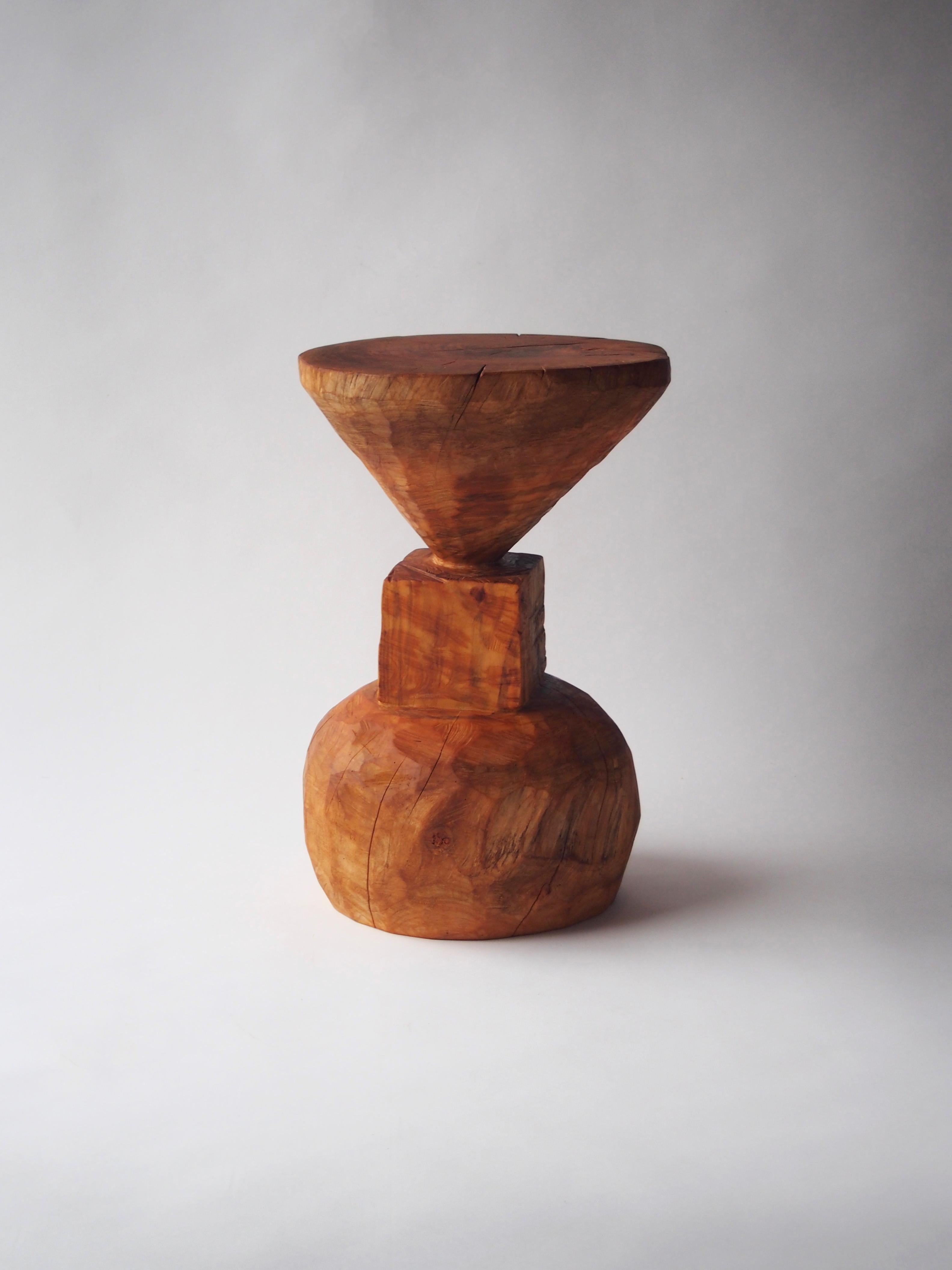 Nom : △◼️◯ triangle, carré, cercle
Tabouret sculptural ou table d'appoint de Hiroyuki Nishimura et meubles sculptés Zougei
MATERIAL : Cerisier
Cette œuvre est sculptée dans du bois à l'aide de plusieurs types de tronçonneuses.
La plupart des bois