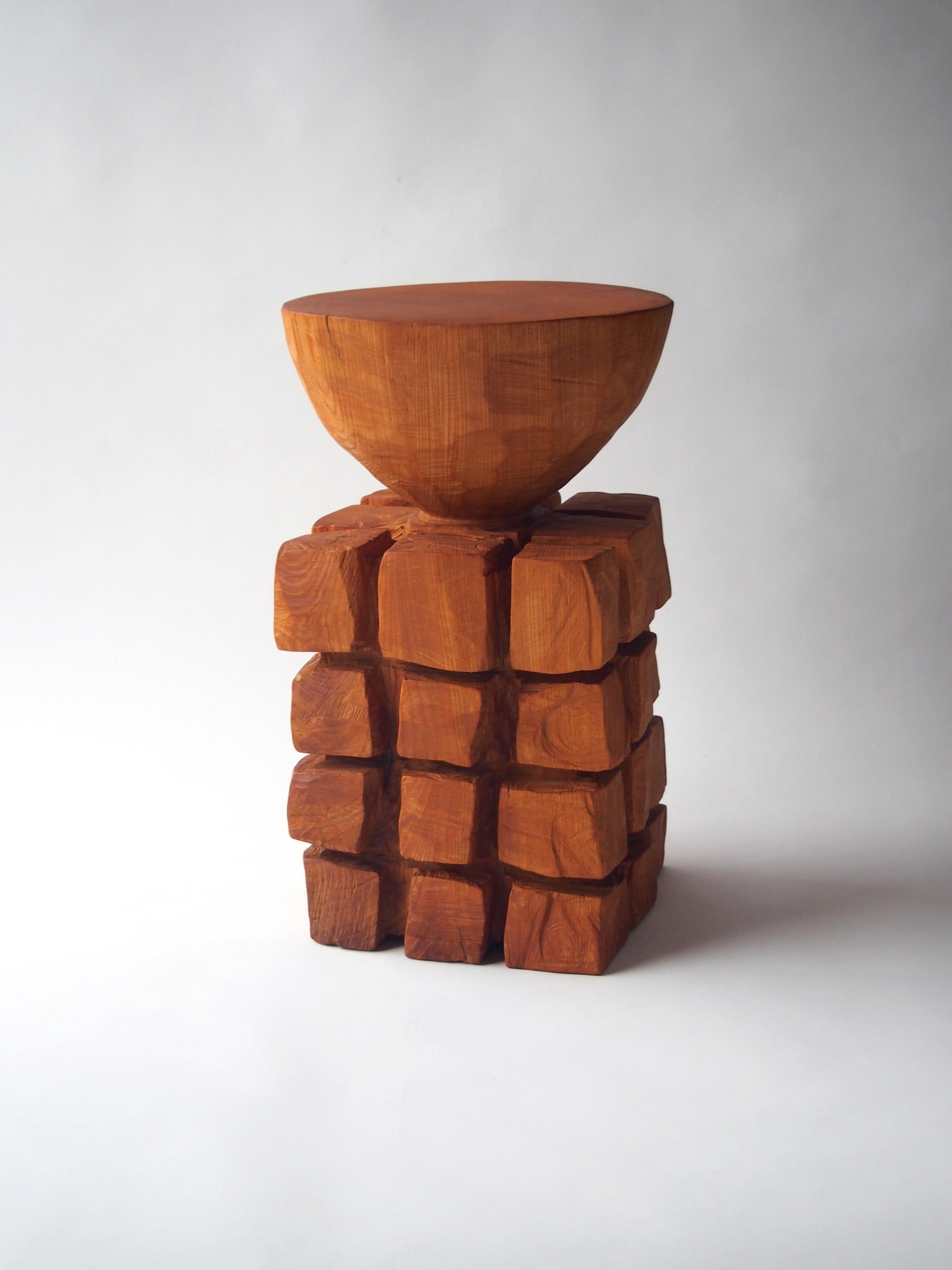 Nom : Pinkoro
Tabouret sculptural ou table d'appoint de Hiroyuki Nishimura et meubles sculptés Zougei
MATERIAL : Cerisier
Cette œuvre est sculptée dans du bois à l'aide de plusieurs types de tronçonneuses.
La plupart des bois utilisés pour les