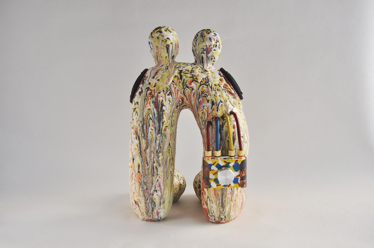 Ein funktionierender Keramiklautsprecher (Bluetooth/Kabel) des japanischen Künstlers Hiroyuki Yamada.

Hiroyuki Yamada (* 1970, Hyogo Pref., Japan). Yamada stellt seine Werke seit Anfang der 1990er Jahre aktiv aus und erlangte sowohl in Japan als