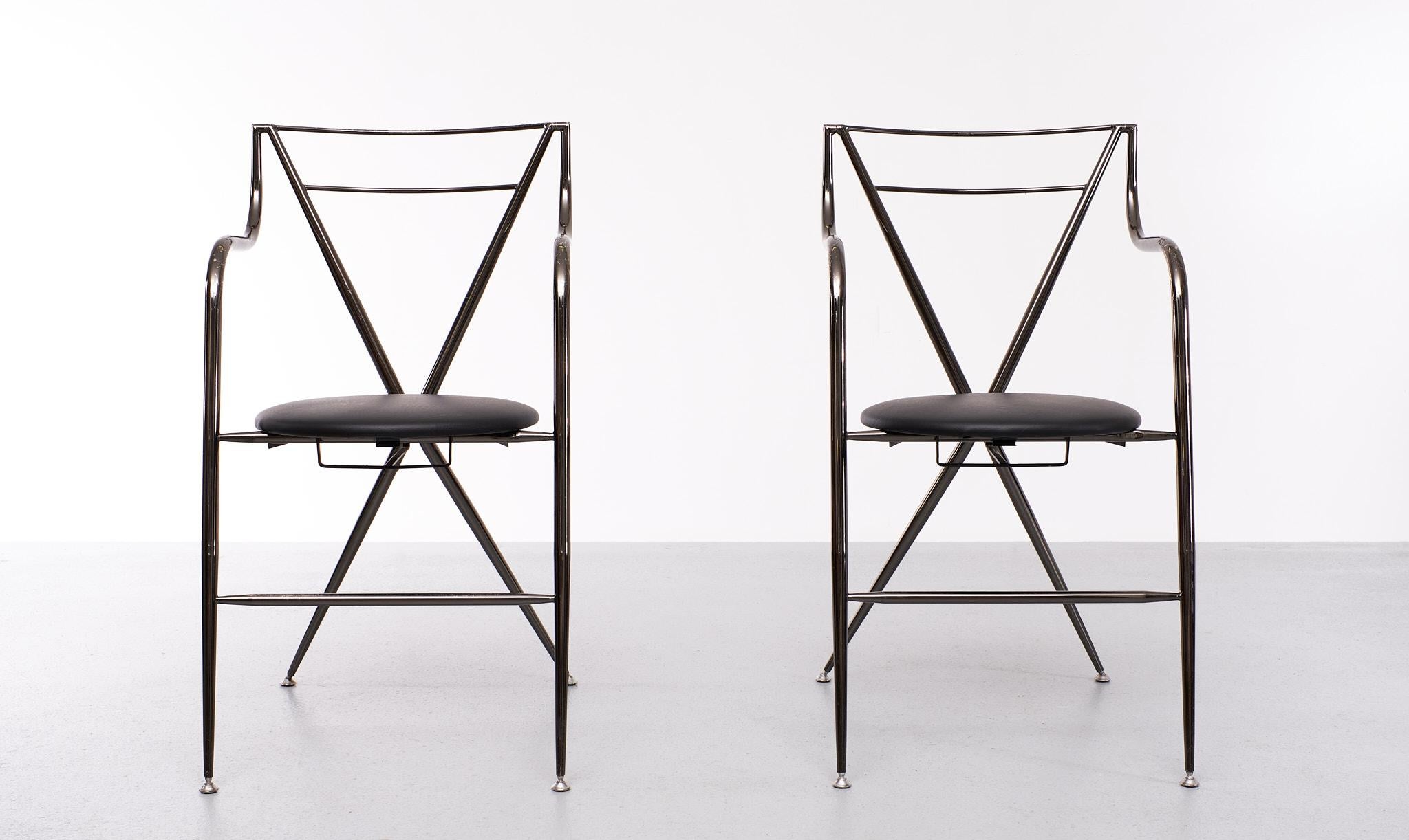 Ein Paar Hiroyuki Yamakado Cinderella Klapphocker für Arredi mit neuen Kunstledersitzen. Sie sind aus schwarz geätztem Stahlrohr gefertigt und mit drehbaren und rutschfesten Füßen ausgestattet. Diese Stühle sind in gutem gebrauchten Zustand