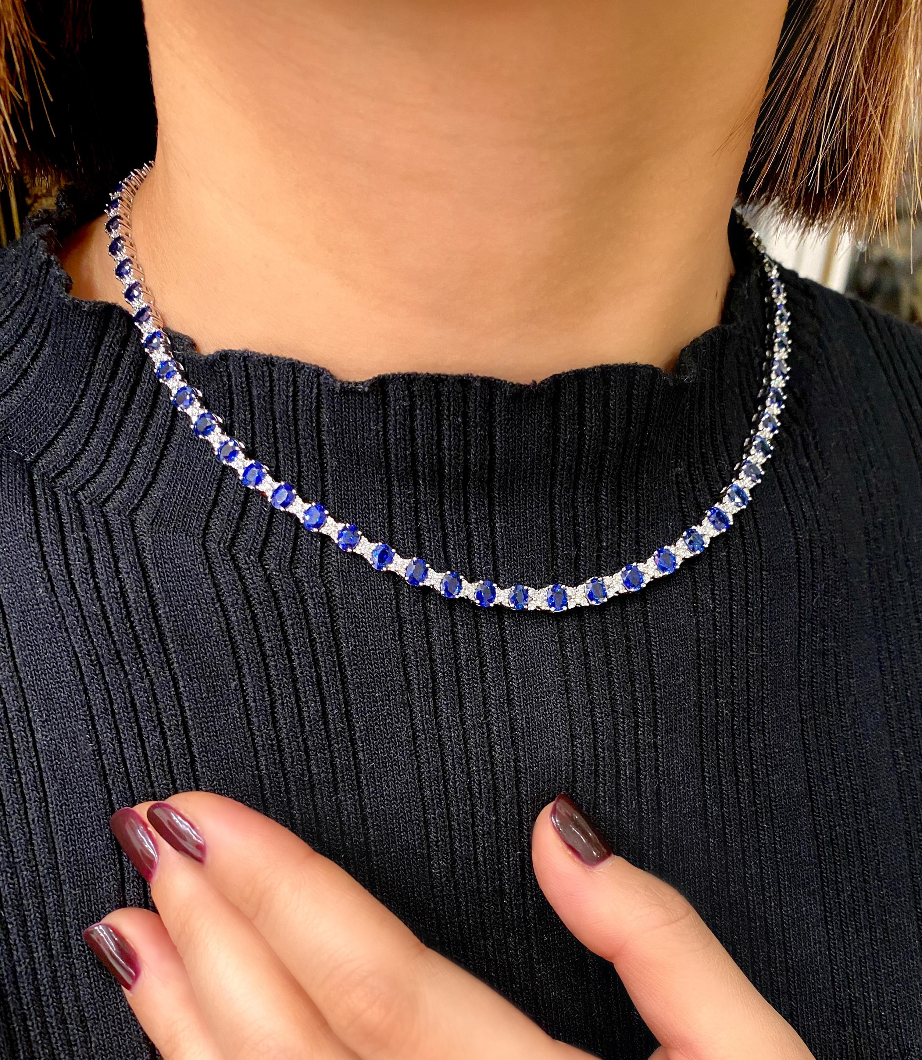 Dieses wunderschöne Collier aus Saphiren und Diamanten ist eine Ode an die Liebe. Er ist mit blauen Saphiren inmitten von Diamanten besetzt, die das X-Design bilden. Dieses wunderschöne Collier aus 18 Karat Weißgold besteht aus 65 blauen Saphiren