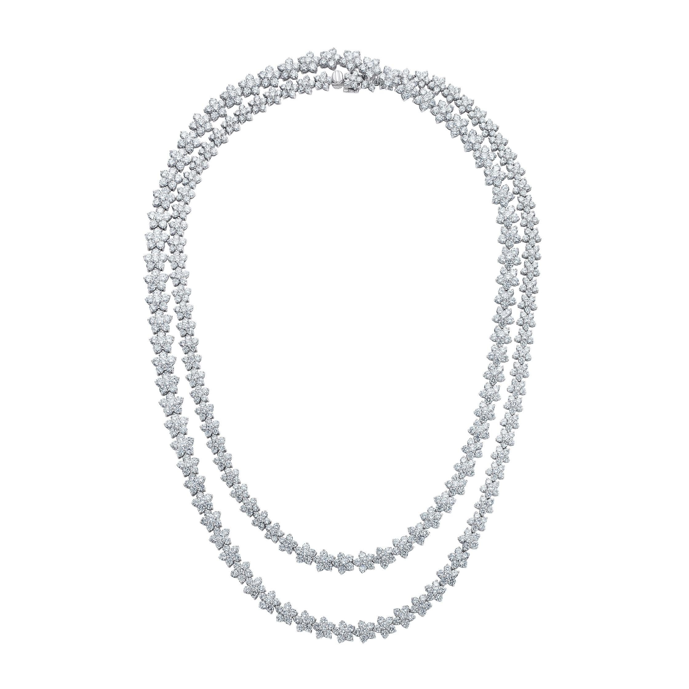 Eine atemberaubende, schimmernde Halskette in Opernlänge mit einer Gesamtlänge von 37 Zoll, die aus hübschen, gänseblümchenartigen Clustern von Diamanten in Collection-Qualität besteht.

- 888 weiße Diamanten von insgesamt 37,30 Karat
- Hergestellt