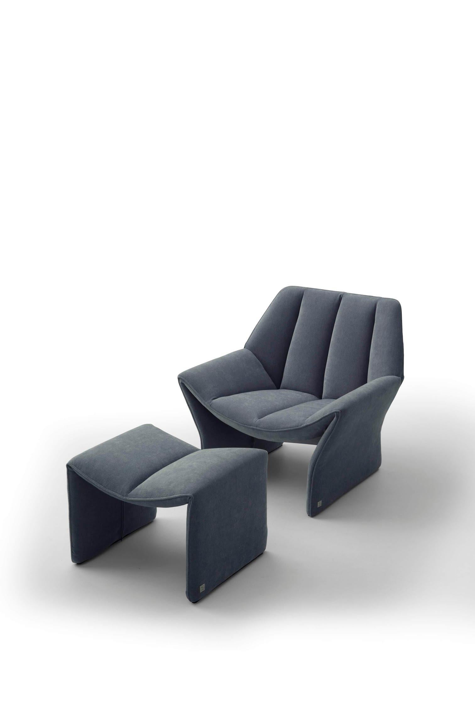 Hirundo combines the iconicity of the innovative 1970s collections by Busnelli with the timelessness of an individual sitting with extreme comfort, exclusive, almost selfish. The object, of a discrete biomimicry, stands as a protagonist of both the