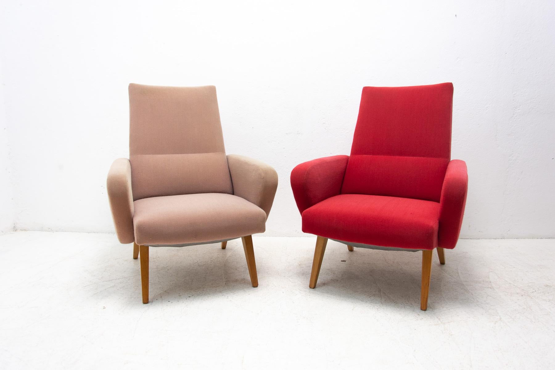 A pair of mid-century “His and her” armchairs.
Designed in the 1960s by prominent Czechoslovak designer Jaroslav Šmídek for UP Závody. Made in the former Czechoslovakia.
Made of fabric, springs and beech wood.
The color of the fabric was