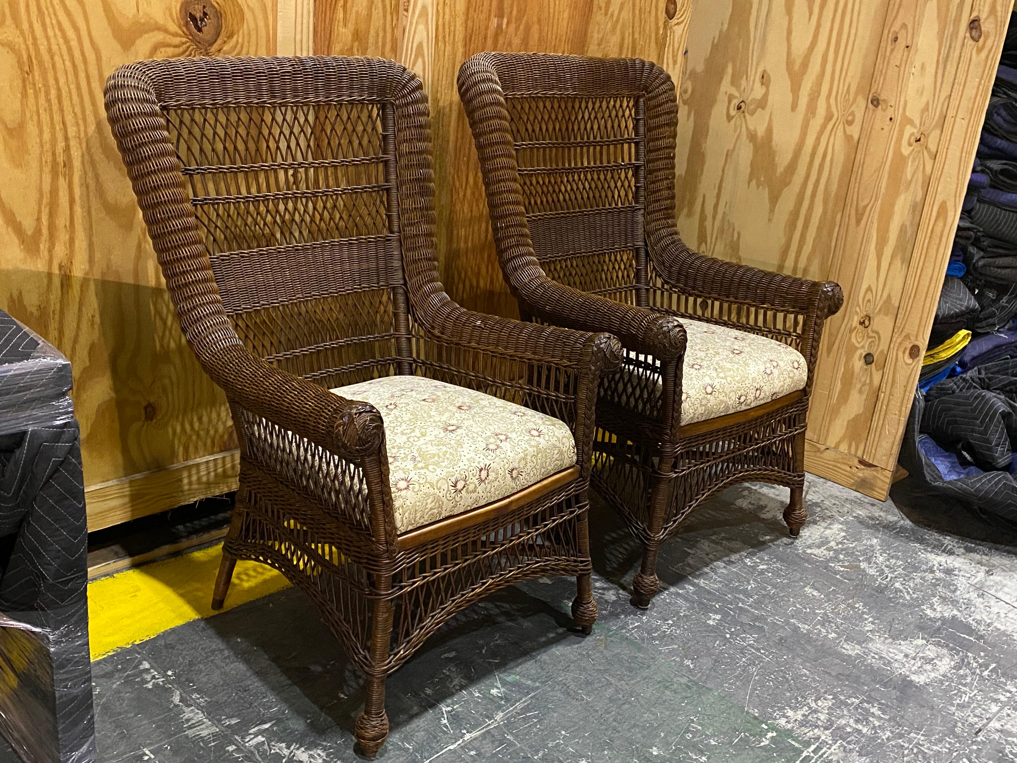 Ensemble de deux chaises longues en osier du début du 20e siècle par Heywood Brothers & Wakefield Company.
Cette paire de fauteuils présente un design classique en osier, caractéristique de la société Heywood Brothers. Les cadres en osier marron