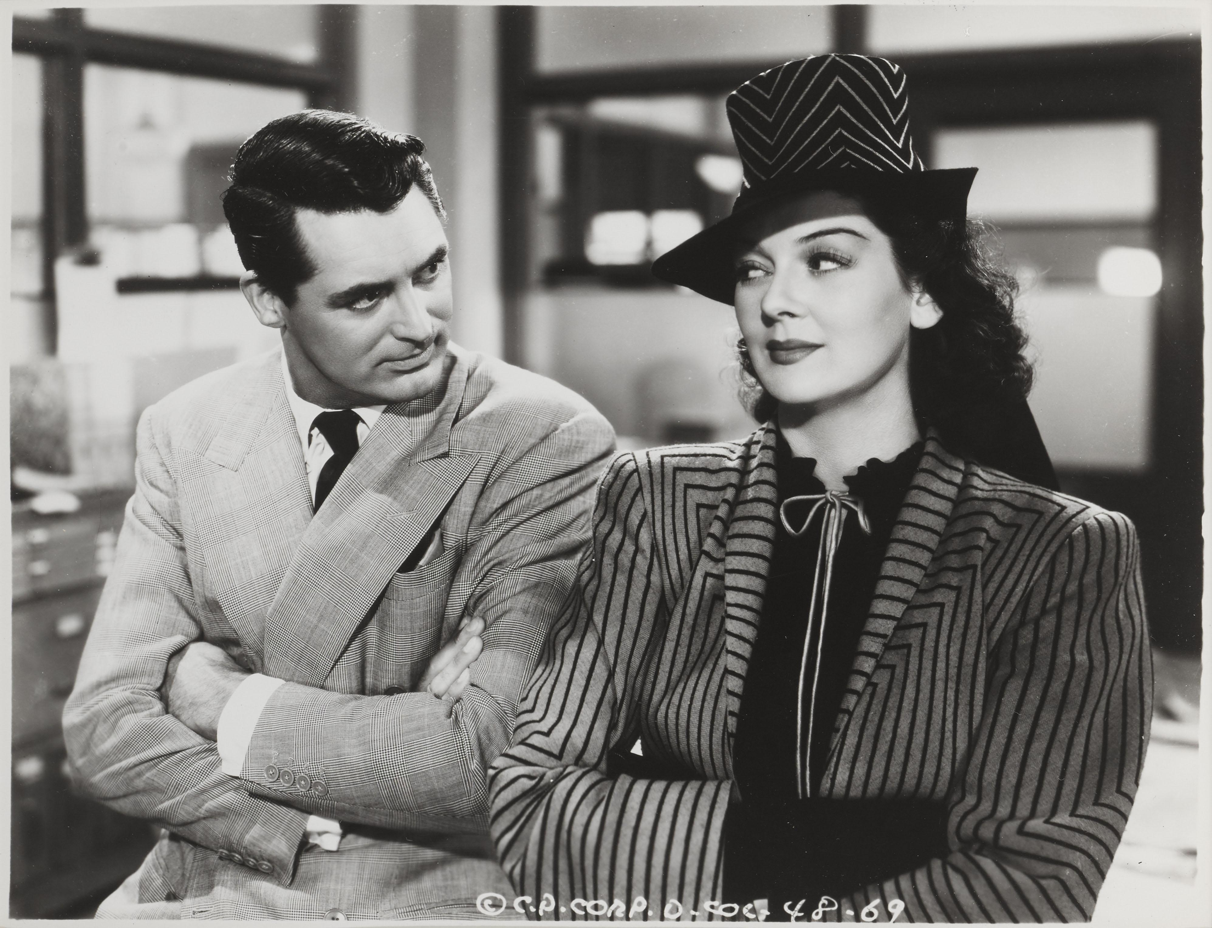 Fotografia originale di studio americana per la commedia romantica del 1940 diretta da Howard Hawk.
Questo film è interpretato da Cary Grant e Rosalind Russell.

La foto è incorniciata in modo conservativo con una cornice in legno Obeche e supporti