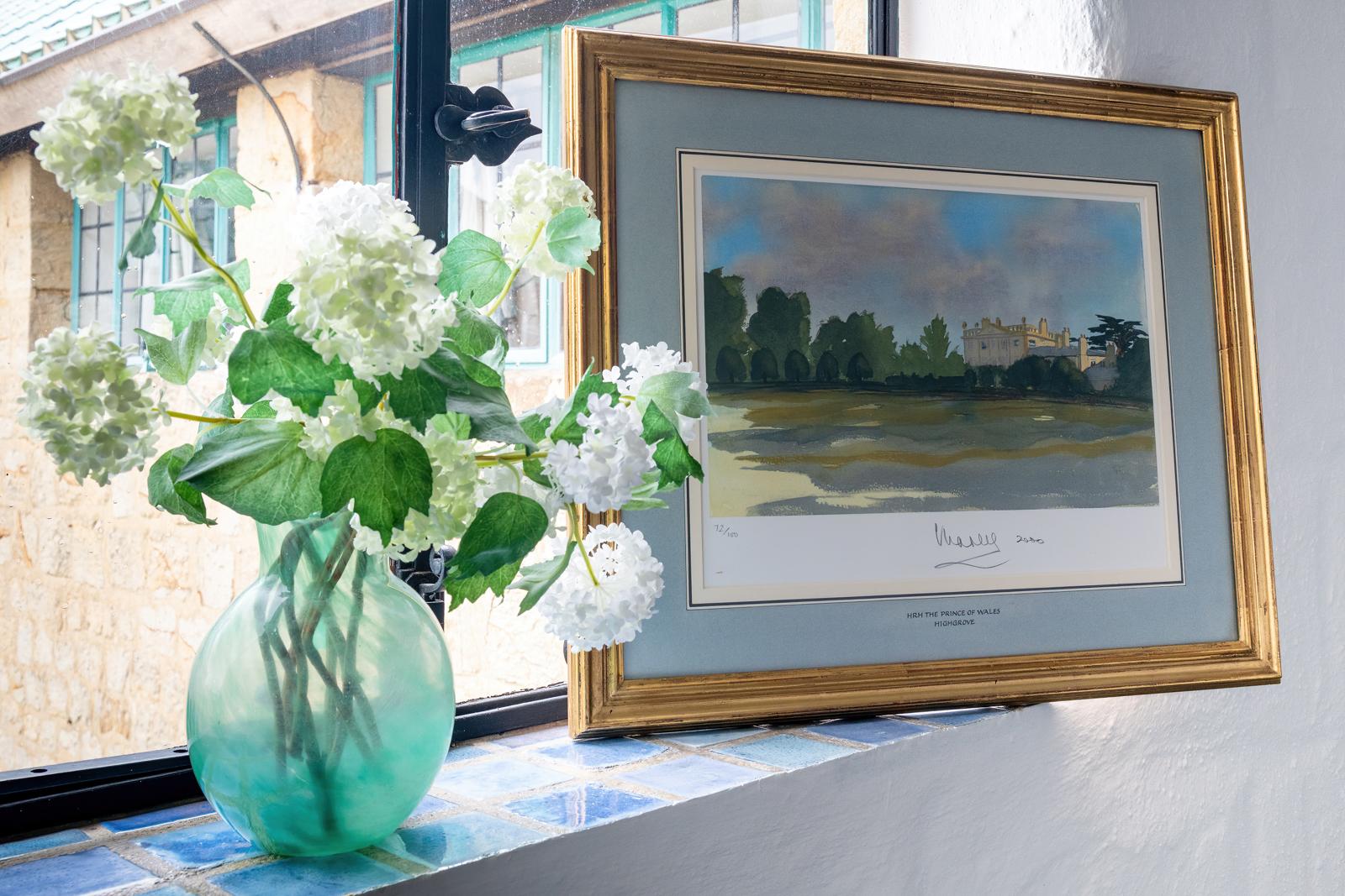 Highgrove por Su Majestad el Rey Carlos III -  Litografía de edición limitada firmada a mano. 

La Galería Belgravia ha tenido el honor de estar asociada a las obras de arte de Su Majestad durante más de 25 años. Anna Hunter, la galerista, escribió