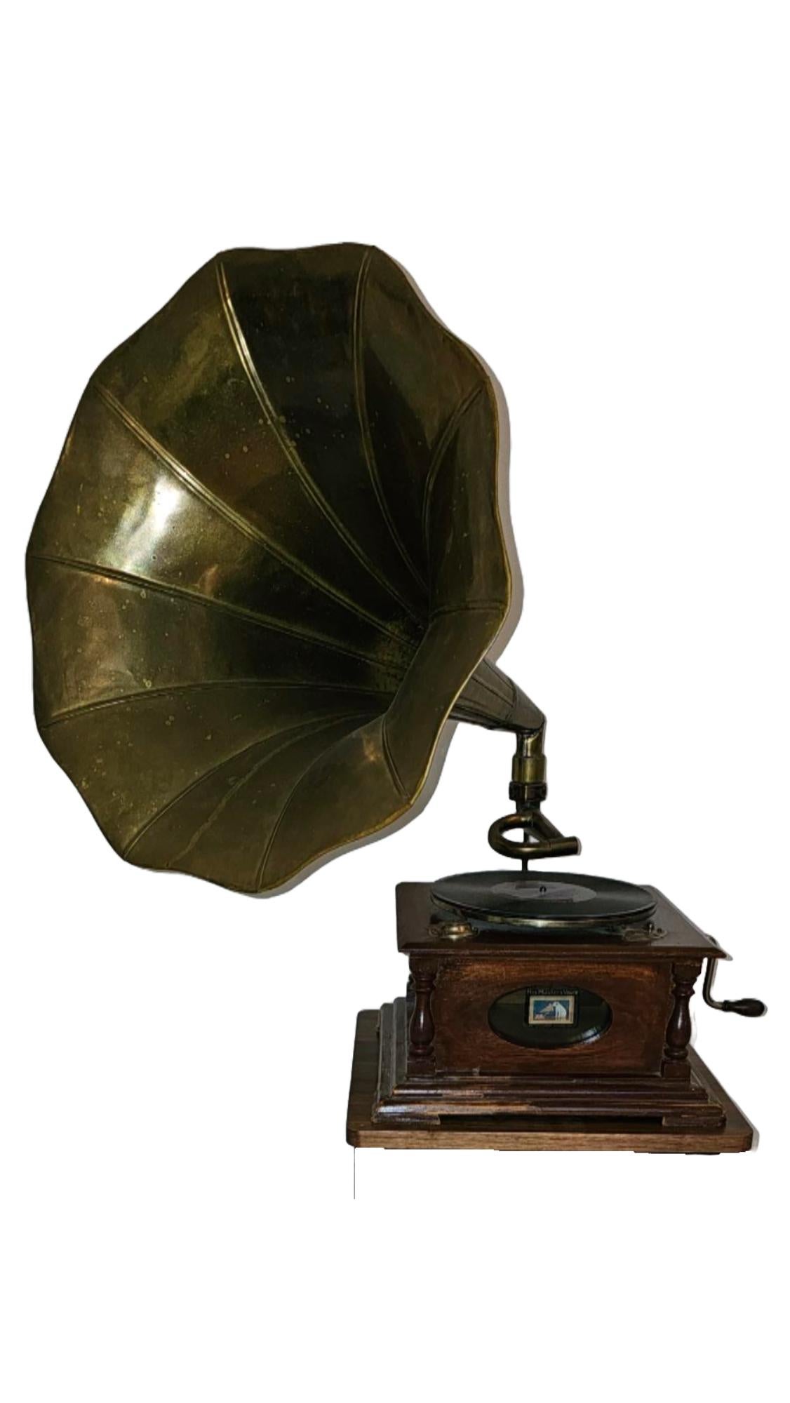 This remarkable phonograph retains all its original components and finishes, including the exquisite decoration on the metal horn, which has never been repainted. This preservation of the original artistry adds to the phonograph's uniqueness,