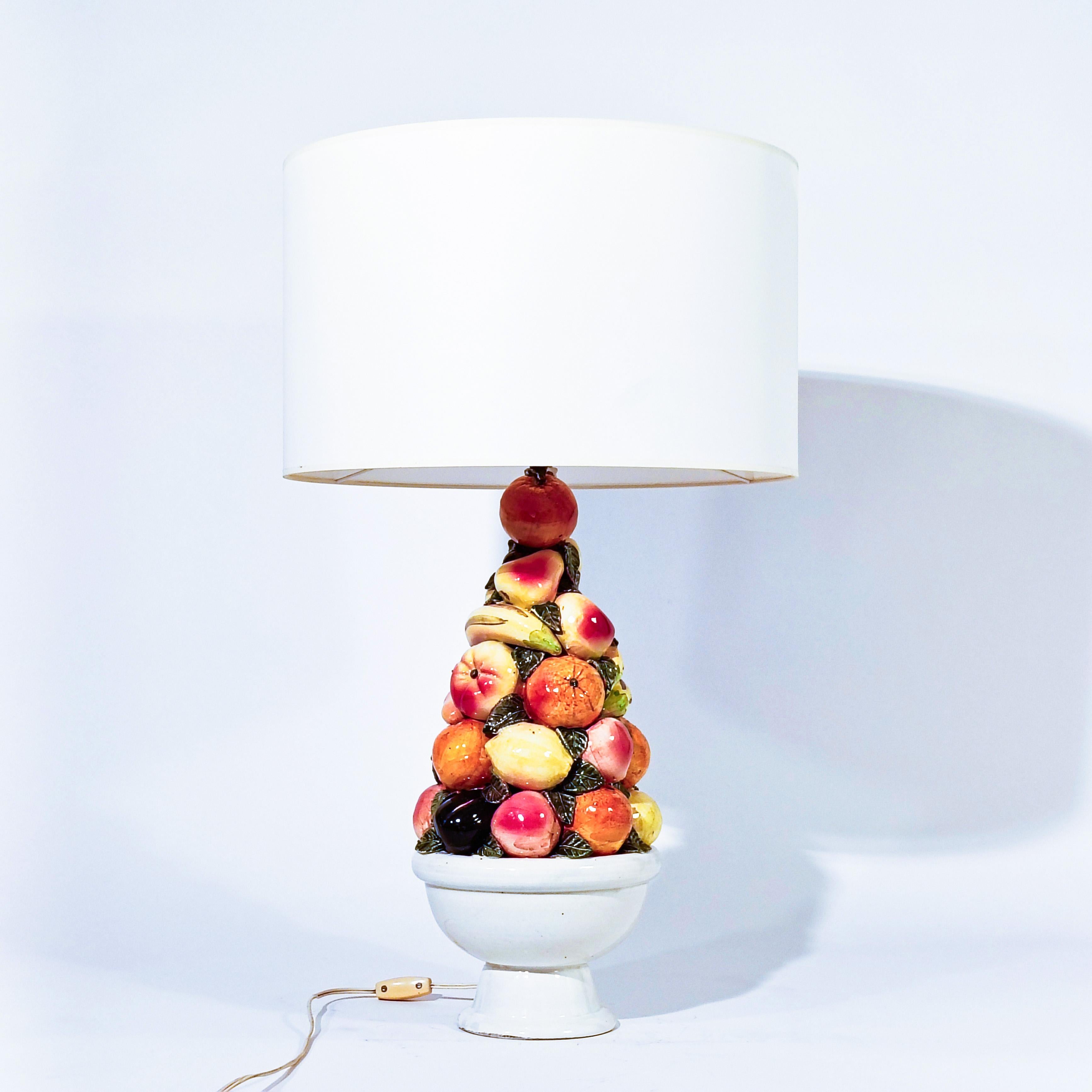 Lampe de table en céramique de Hispania Ceramics, Espagne, années 1950. Composé d'une base en céramique blanche tenant plusieurs fruits de différentes couleurs comme une 