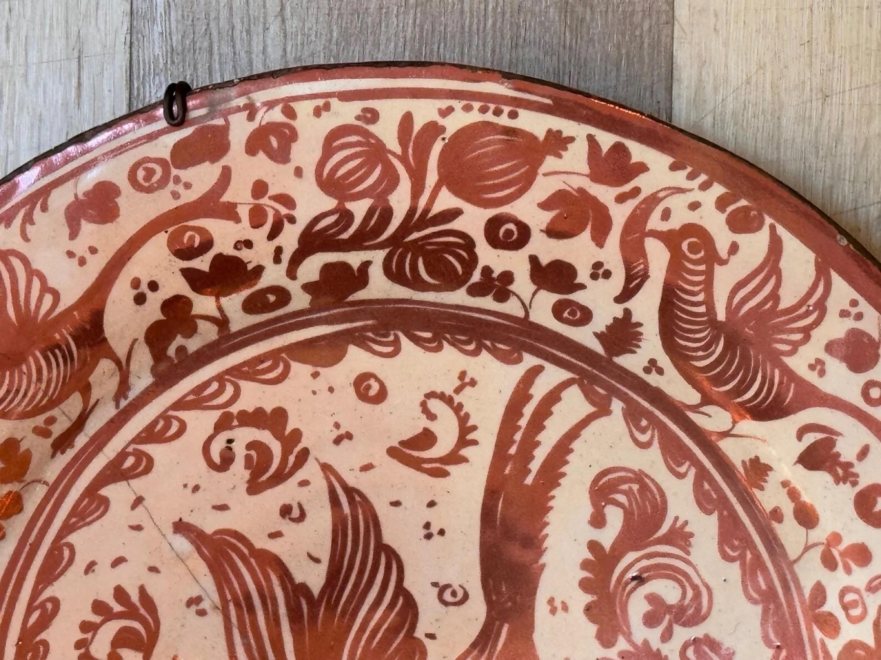 Assiette de présentation hispano moresque en cuivre lustré, 17e siècle Bon état à Charlottesville, VA