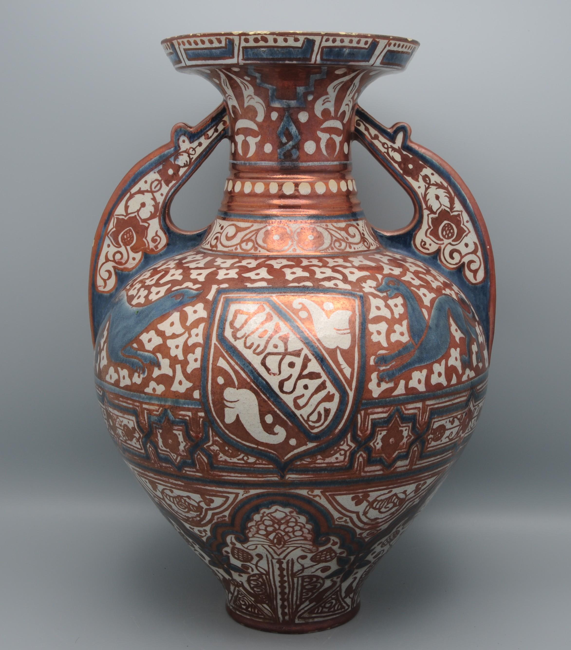 Alhambra-Vase von La Ceramo, Valencia, aus dem Jahr 1889. 
Hispano-Moreske Lüstervase aus dem frühen 20.

Das Modell dieser Vase ist eine Produktion aus dem 20. Jahrhundert, die von den berühmten Alhambra-Vasen inspiriert ist; mehrere Gefäße dieses