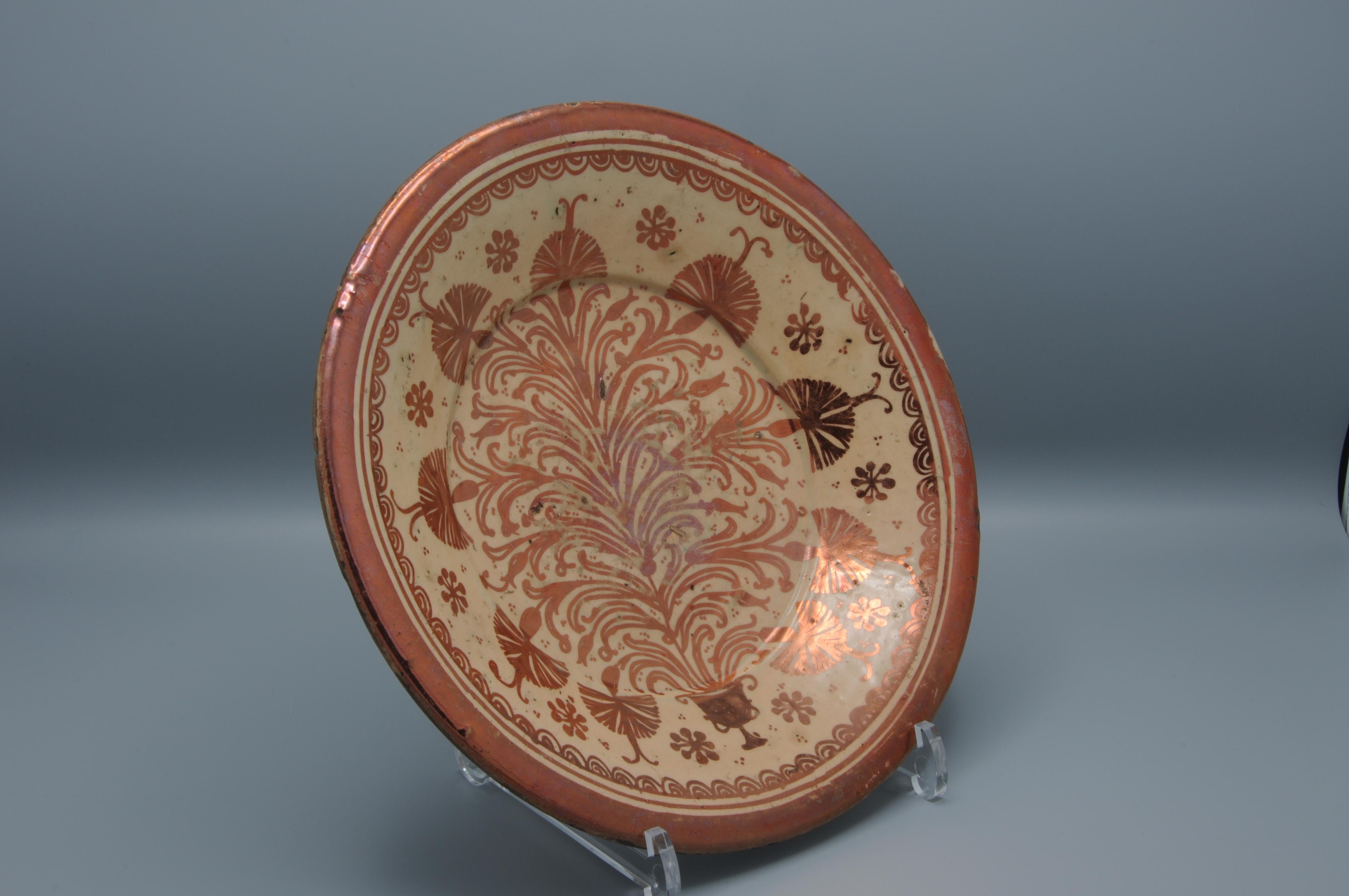 Plat en céramique lustrée hispano moresque - 17e siècle, Manises en vente 2