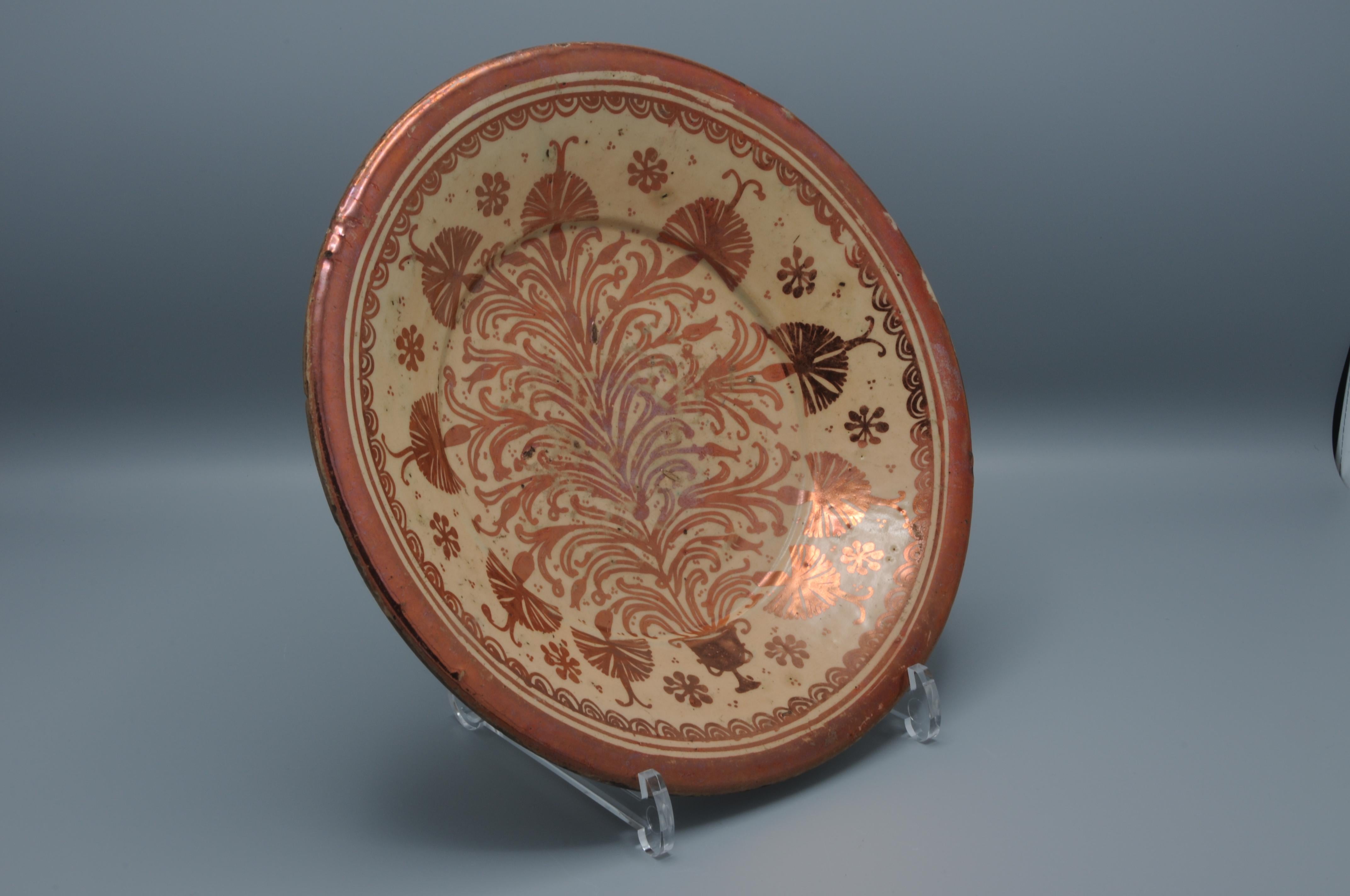 Plat en céramique lustrée hispano moresque - 17e siècle, Manises en vente 3
