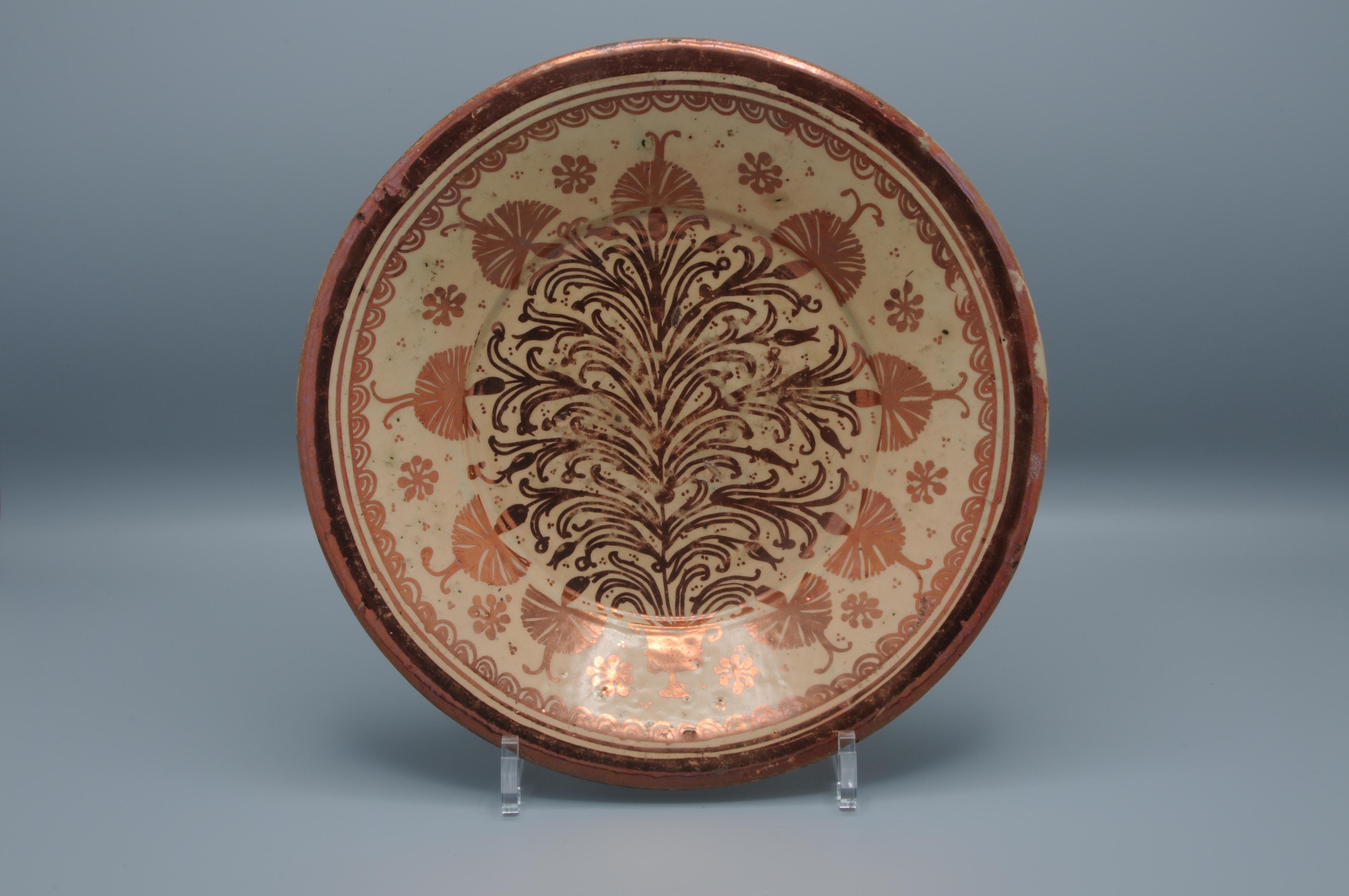 Plat en céramique lustrée hispano moresque - 17e siècle, Manises en vente 7