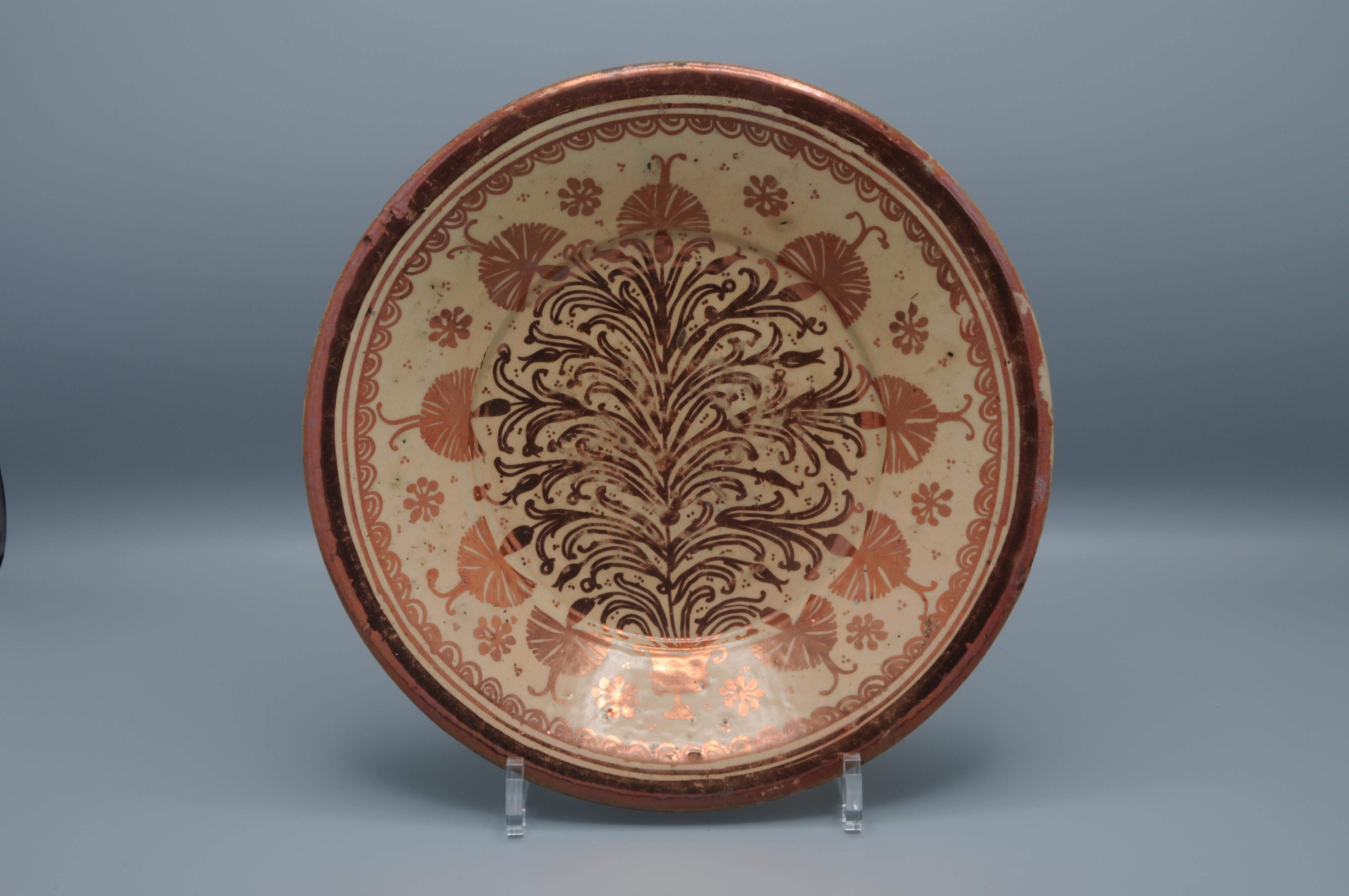 Baroque Plat en céramique lustrée hispano moresque - 17e siècle, Manises en vente