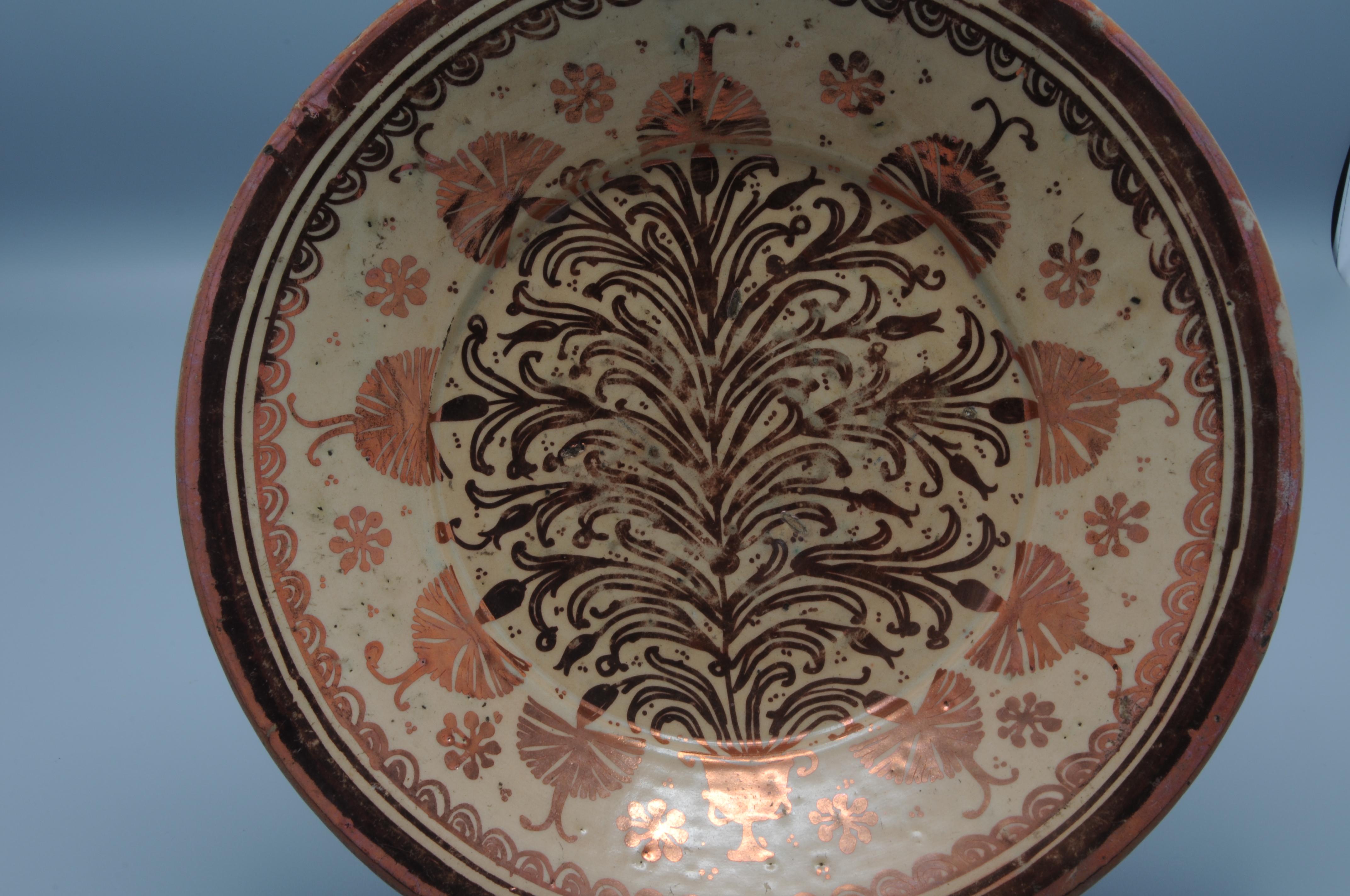 Vernissé Plat en céramique lustrée hispano moresque - 17e siècle, Manises en vente