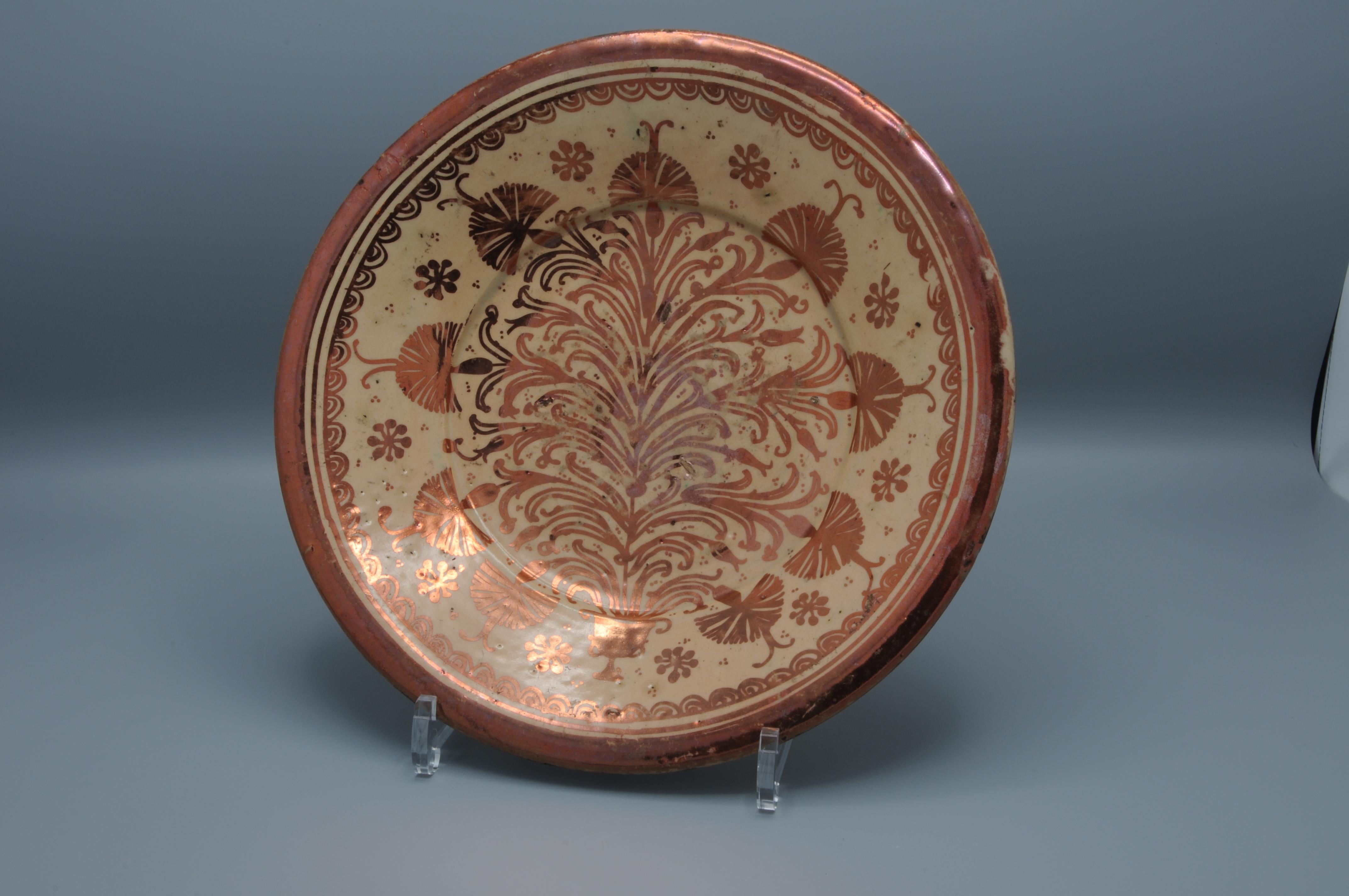 XVIIIe siècle Plat en céramique lustrée hispano moresque - 17e siècle, Manises en vente