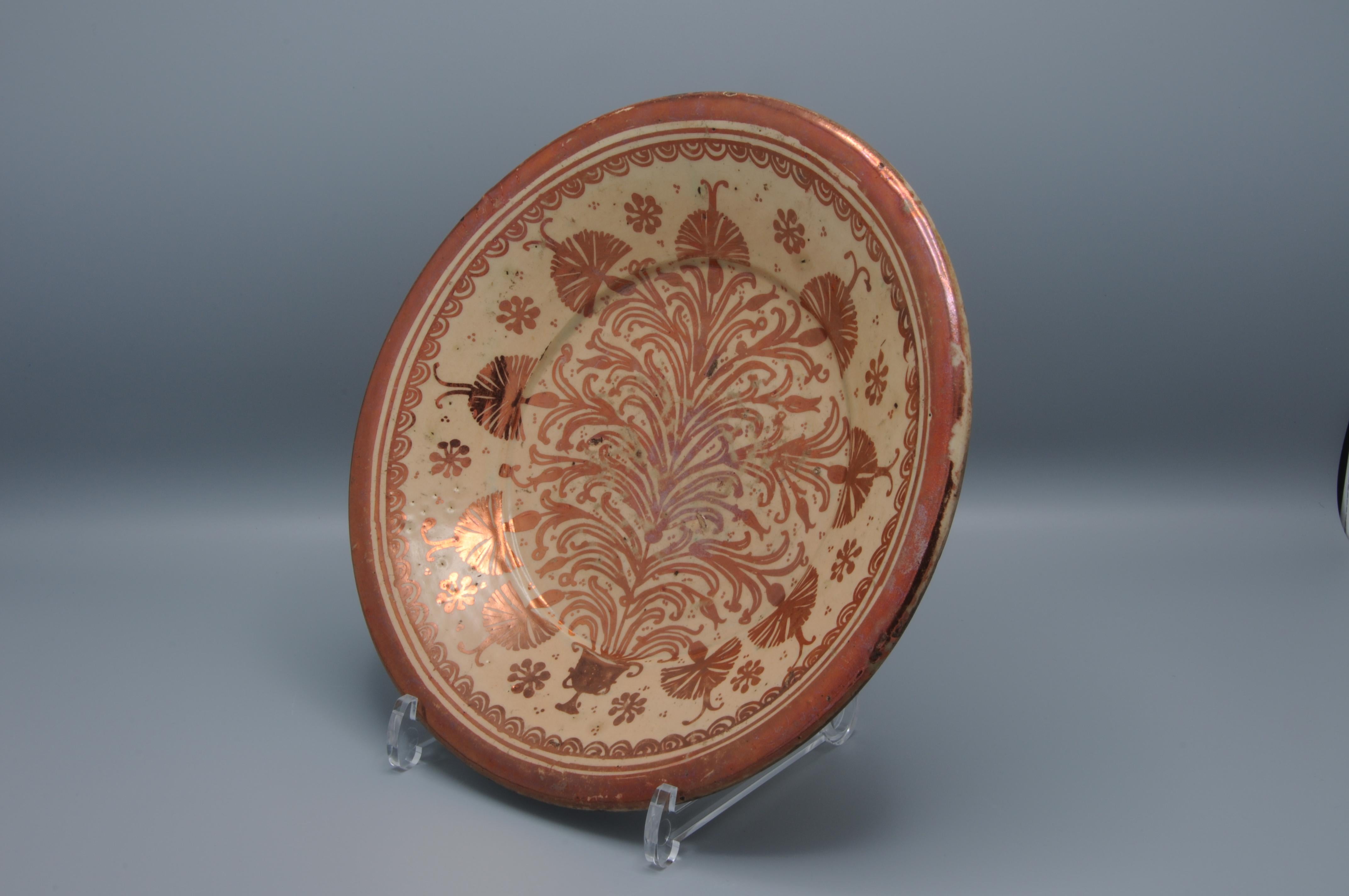 Plat en céramique lustrée hispano moresque - 17e siècle, Manises en vente 1