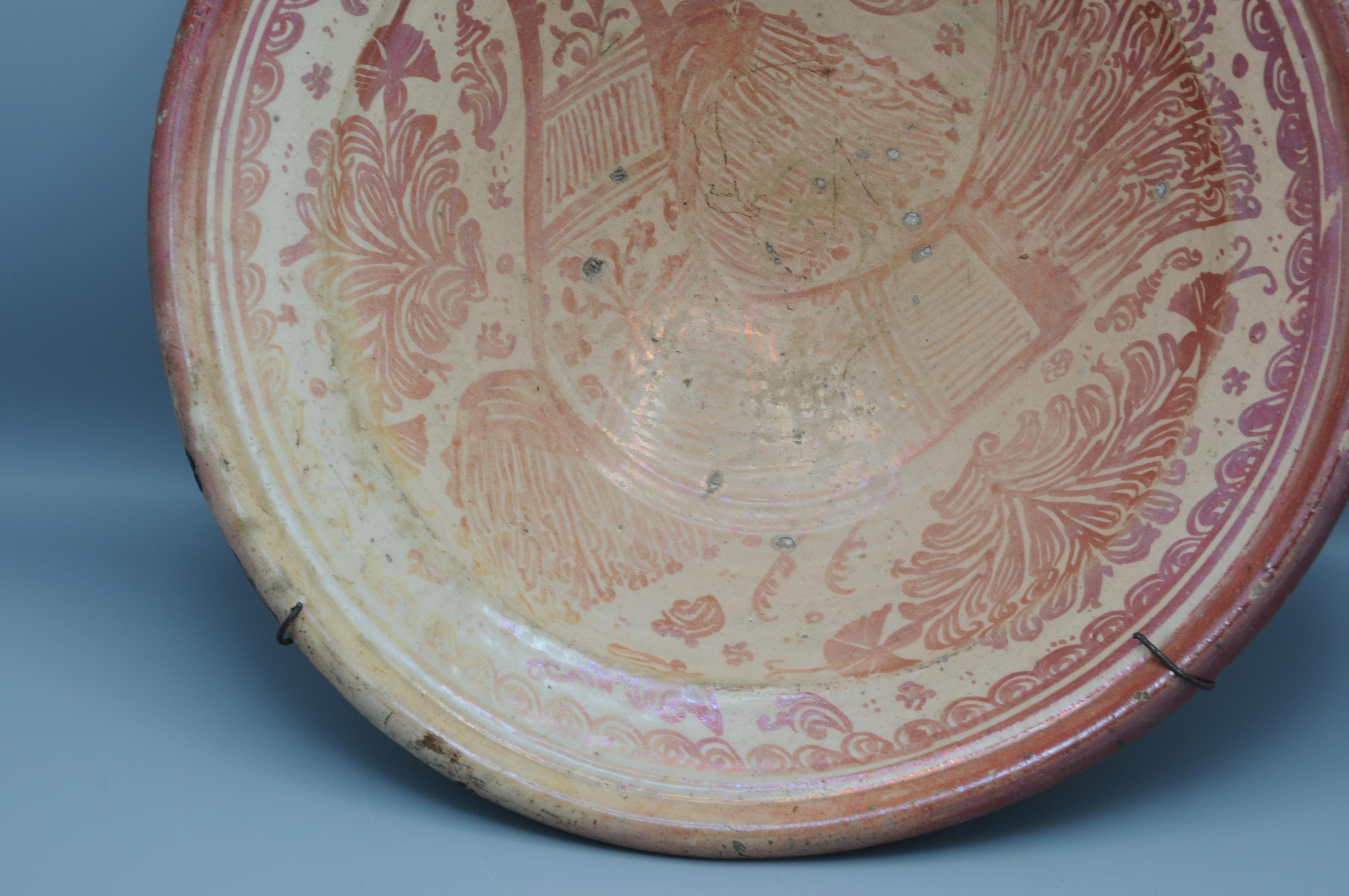 XVIIIe siècle Grand plat en faïence lustrée Hispano Moresque - ca 1700, Manises, Valencia en vente