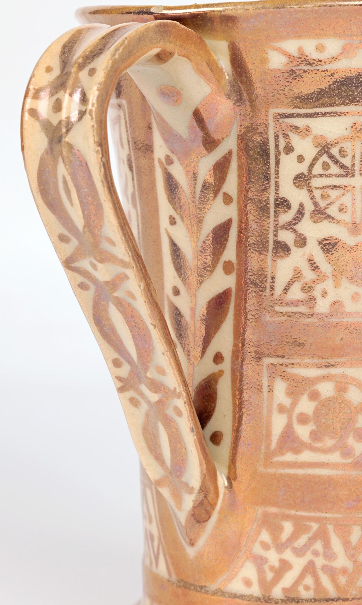 Fait main Cruche mauresque hispano-moresque en poterie d'art émaillée cuivre lustré en vente