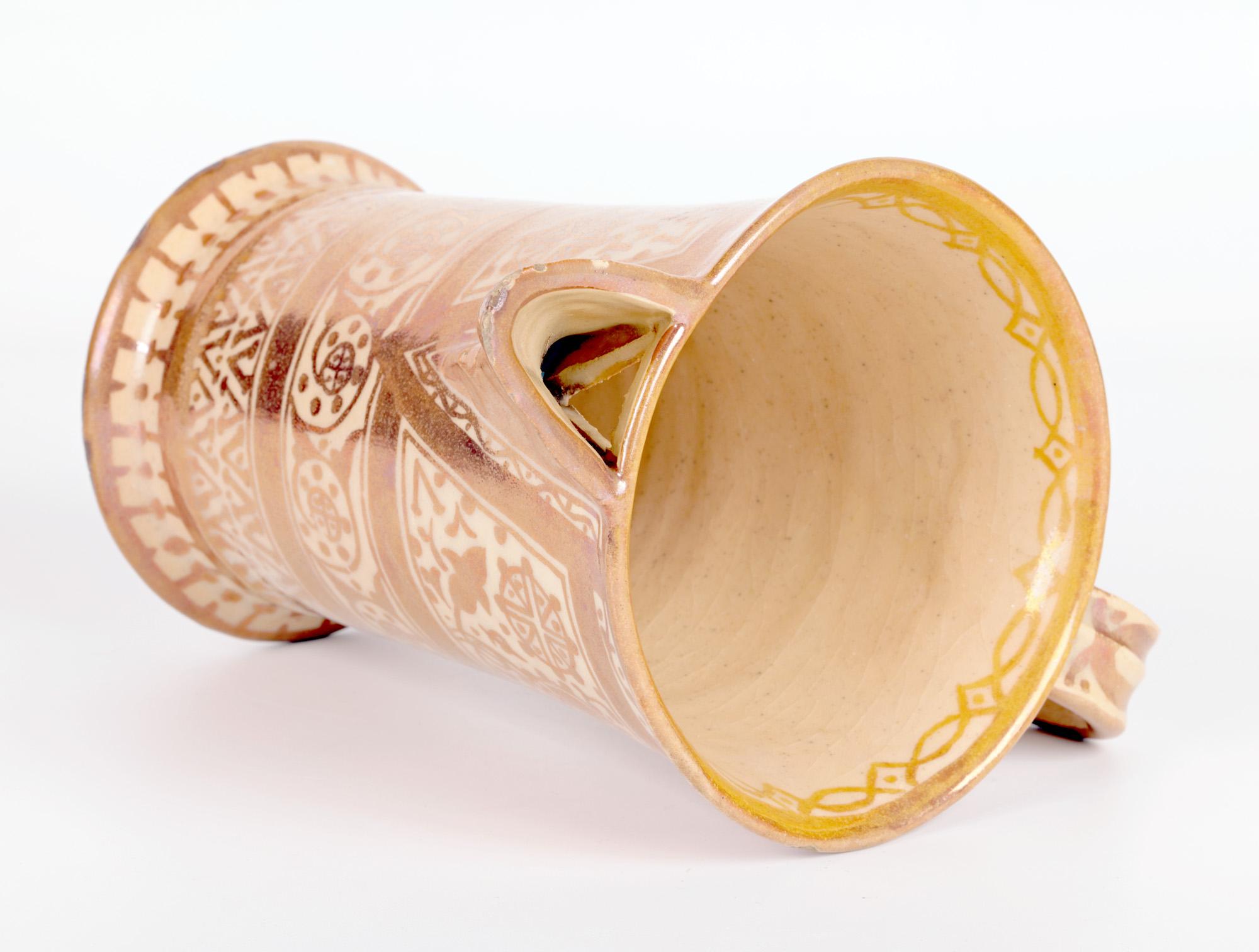 XIXe siècle Cruche mauresque hispano-moresque en poterie d'art émaillée cuivre lustré en vente