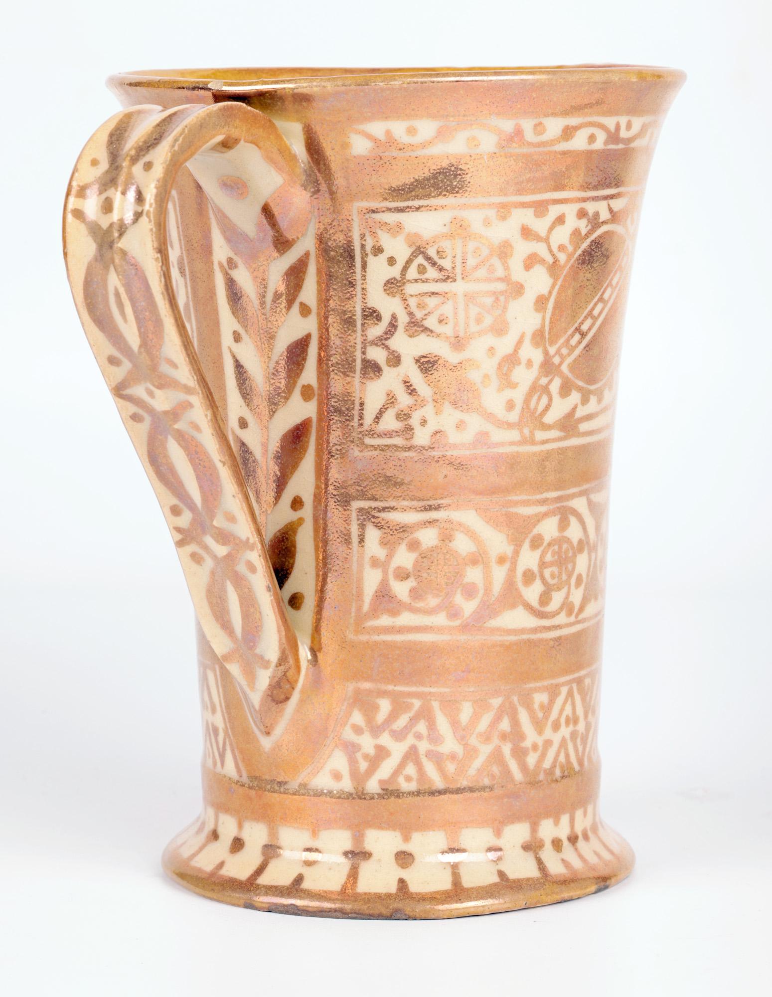 Céramique Cruche mauresque hispano-moresque en poterie d'art émaillée cuivre lustré en vente