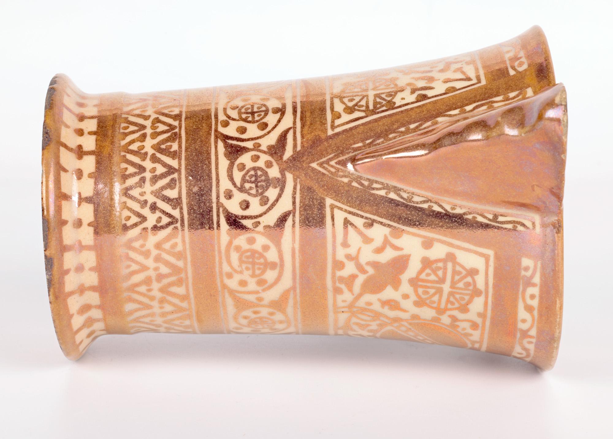 Cruche mauresque hispano-moresque en poterie d'art émaillée cuivre lustré en vente 2