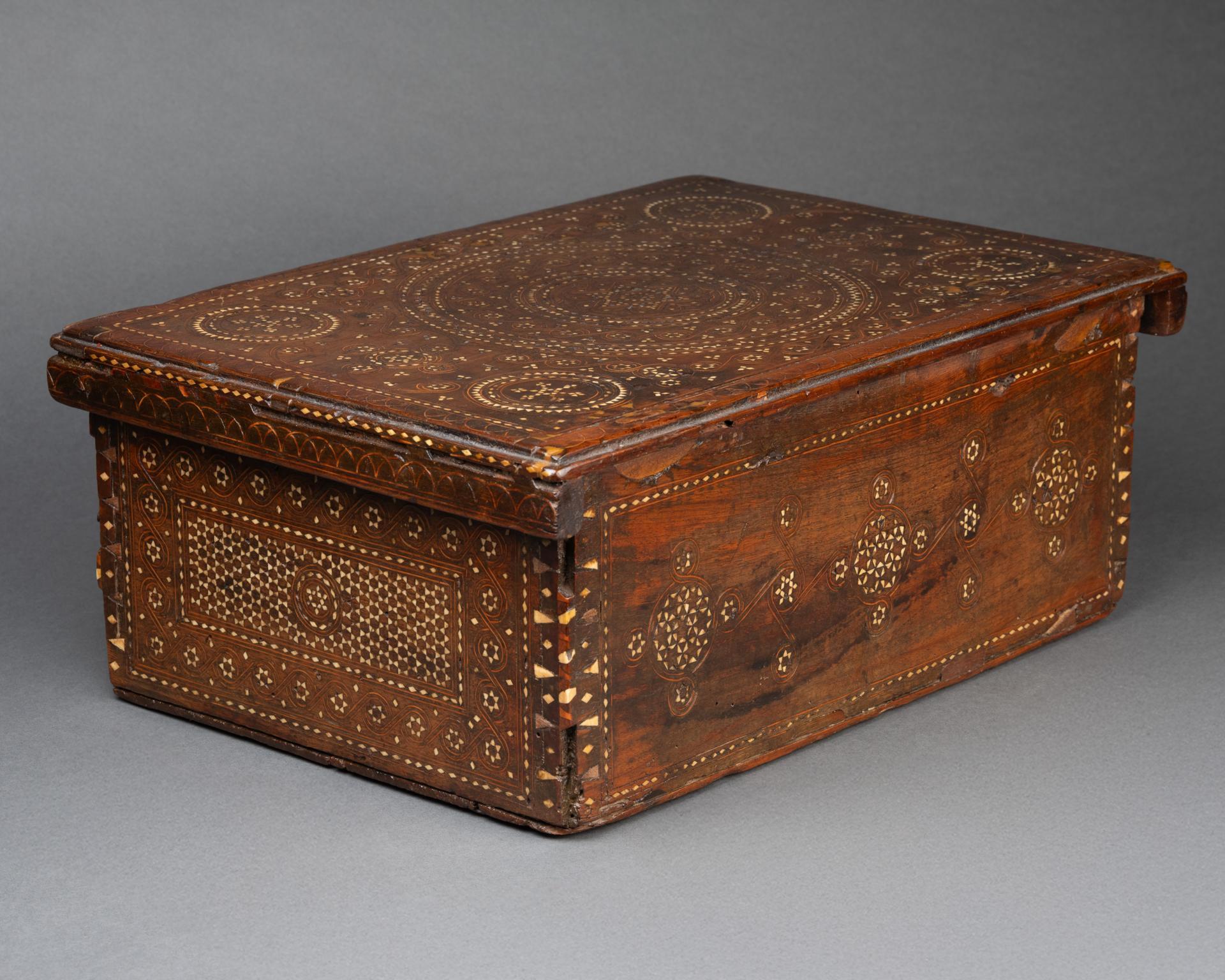 Hispano-Moresque Mudéjar Bone-Inlaid Walnut Chest  - Spain, 16th century In Good Condition For Sale In Bruxelles, BE