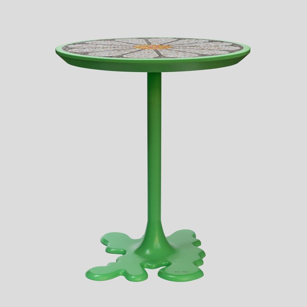 Il s'agit d'une table ronde d'appoint originale avec un plateau en mosaïque de pétales. Design italien d'Alessandro Mendini pour Alchimia, signé sur la base Alessandro Mendini. Cette table a été produite plus tard par Zanotta sous le nom de