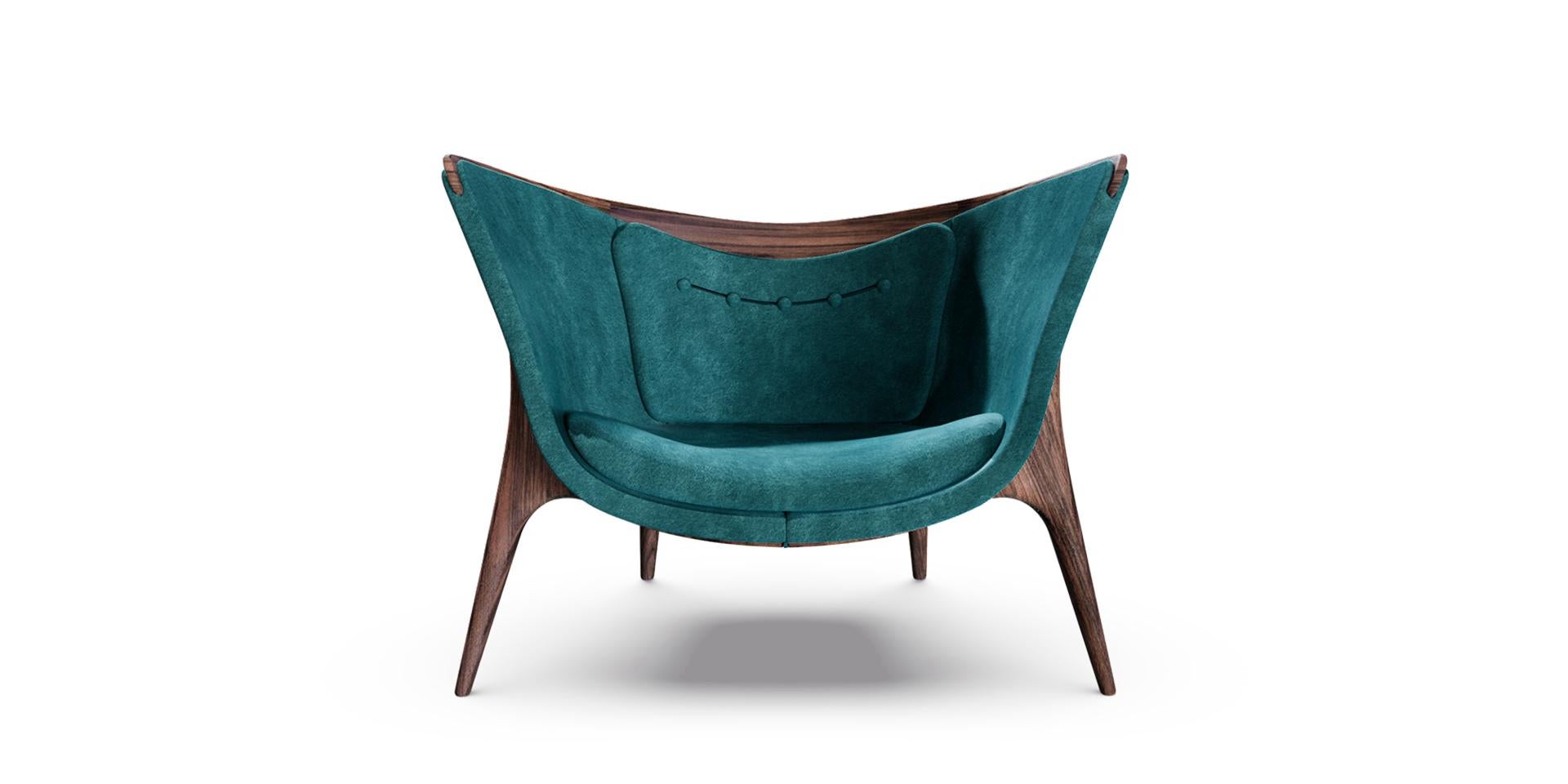 The proud head and rich shapes of the Arabian horse inspired the creation of the exuberant HISSAN ARABI armchair. Enveloping, fluid and sensual shapes for an upholstered and refined comfort, with the lightness highlighted by the walnut wood