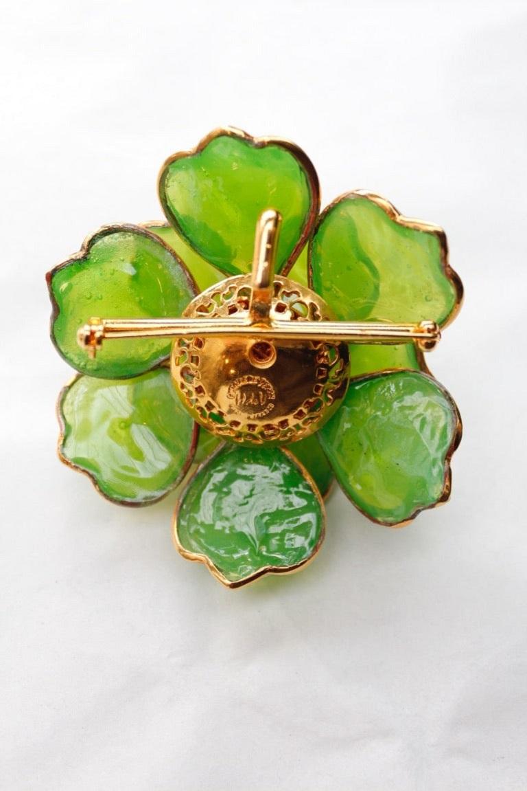 Histoire de verre - (Made in France) Camellia-shaped brooch in green glass paste, Gripoix technique. It can be worn as a pendant by means of a small back ring.

Additional information:
Condition: Very good condition
Dimensions: 6 cm x 6.5 cm (2.36