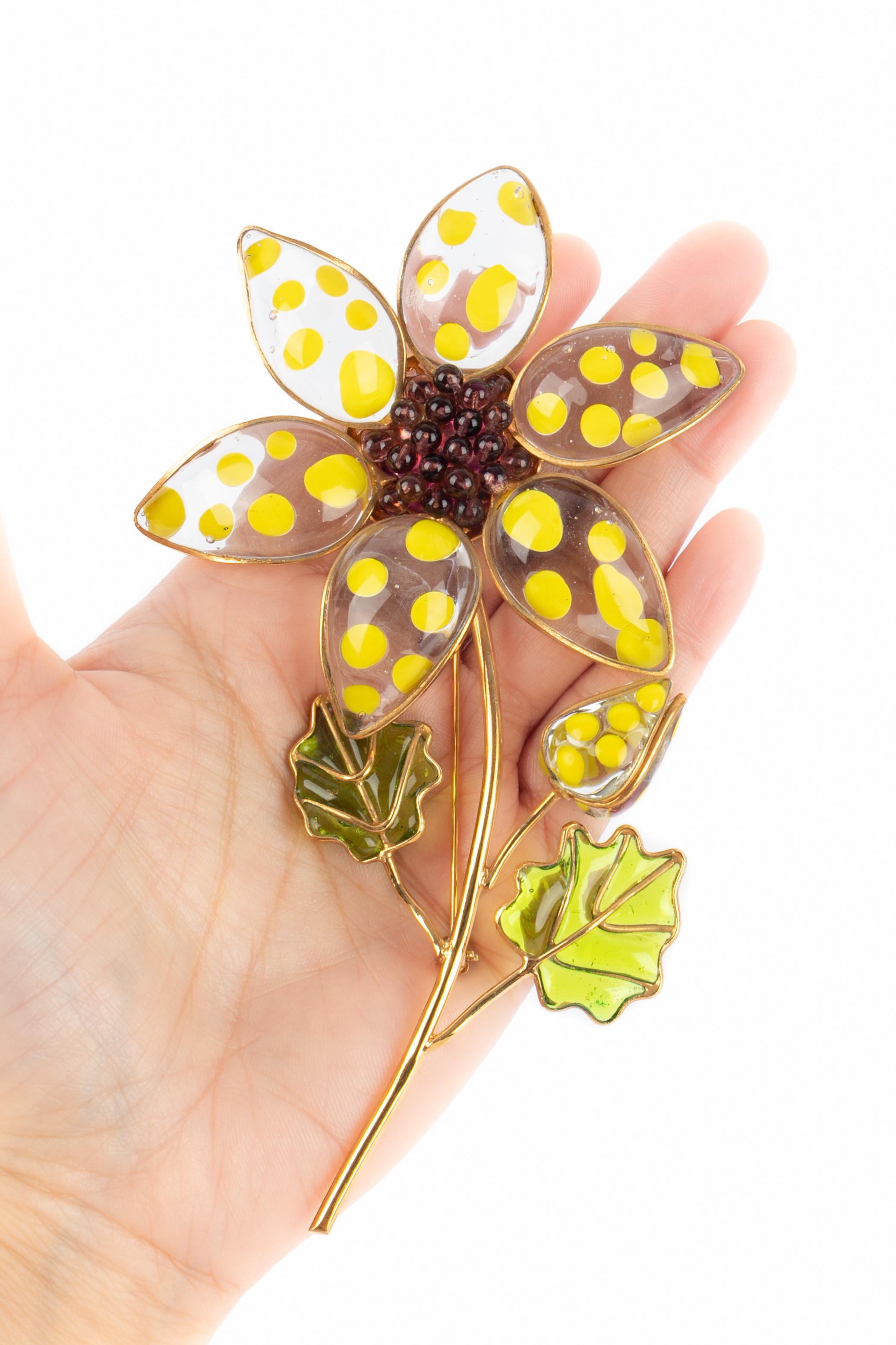 HISTOIRE DE VERRE - (Fabriqué en France) Broche fleur en métal doré avec pâte de verre.

Condit :
Très bon état.

Dimensions :
Hauteur : 14,5 cm - Largeur : 9 cm

SKU:BR41