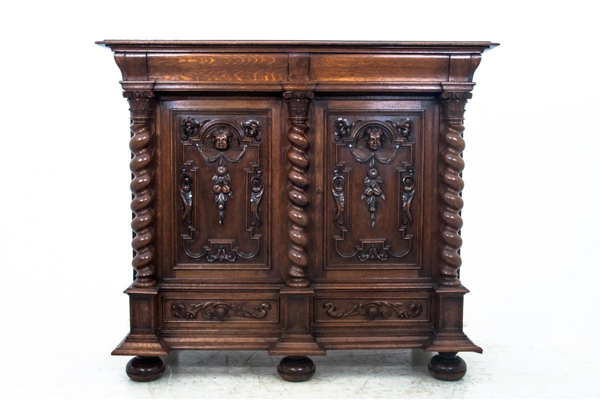 Antique cabinet from around 1900.
Excellent condition
Dimensions: H 132 cm / W 150 cm / D. 68 cm.