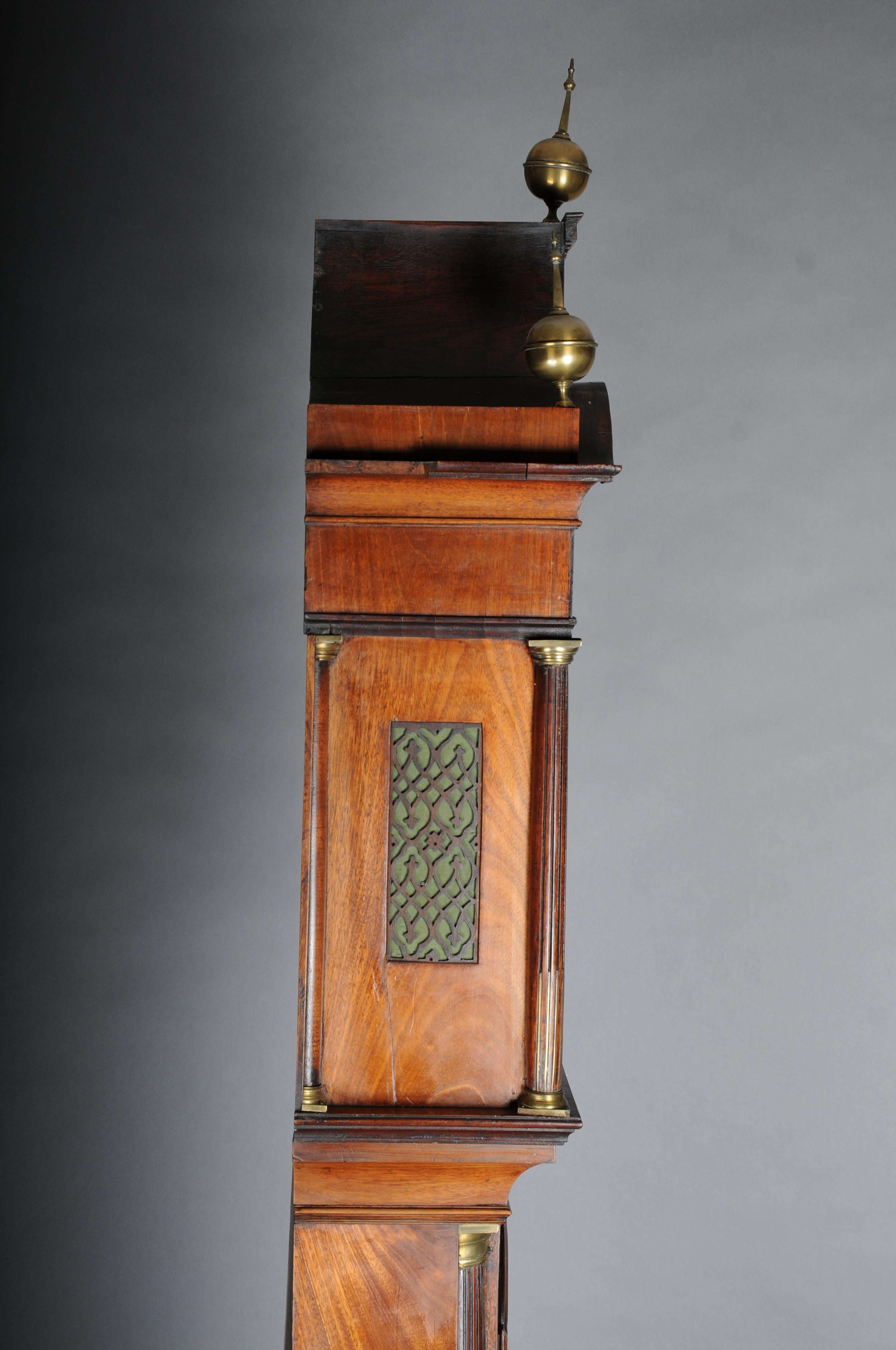 Historic antique English grandfather clock, mahogany, 18th century. In Good Condition For Sale In Berlin, DE