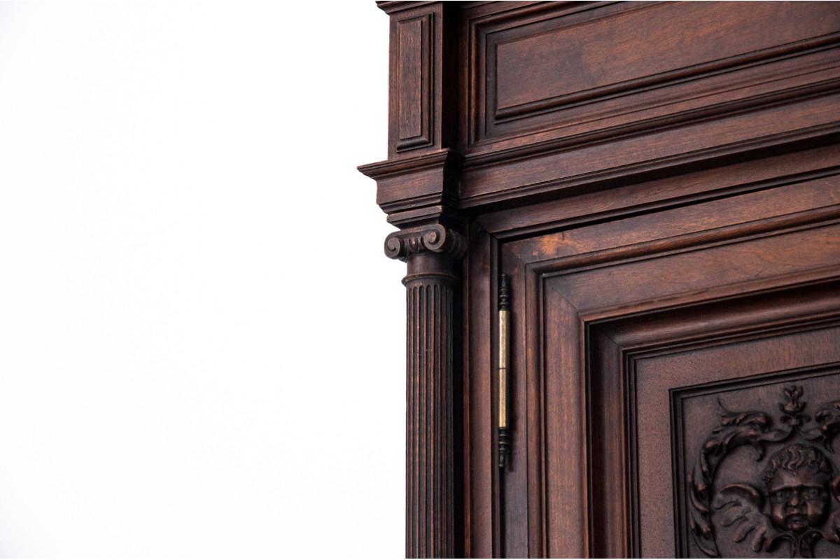 Historischer antiker französischer Nussbaum-Cupboard im Angebot 8