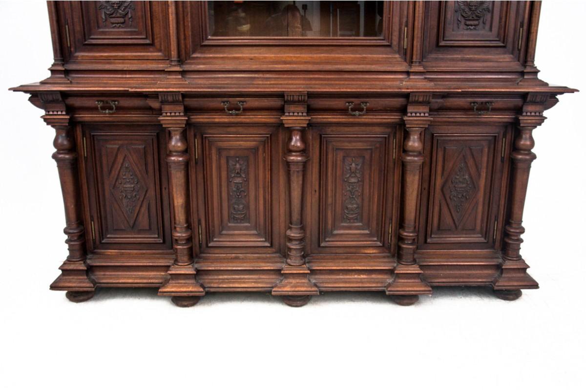 Historischer antiker französischer Nussbaum-Cupboard im Angebot 2