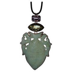 Pendentif historique en jade, béryl 29,87 carats, kunzite et bronze blanc  Wagner