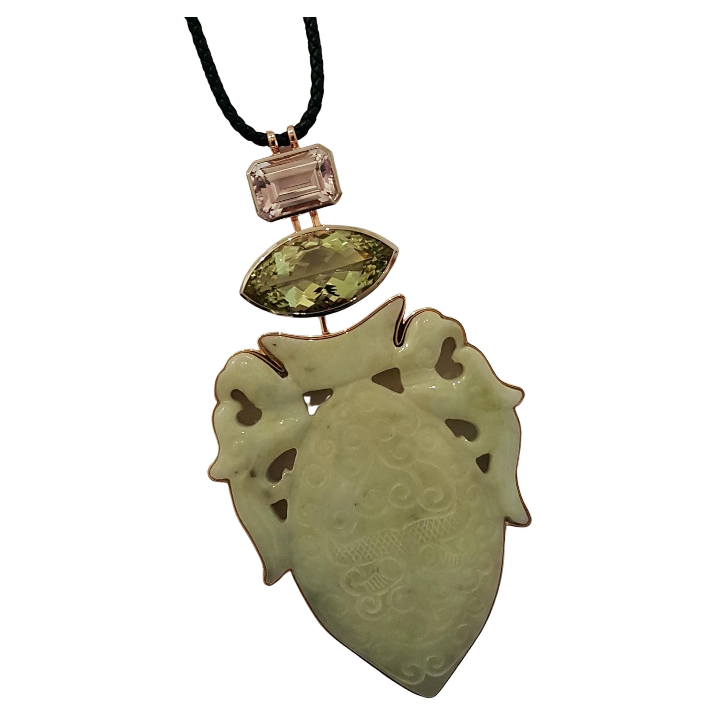 Moderne Pendentif historique en jade, béryl 29,87 carats, kunzite et bronze blanc  Wagner en vente