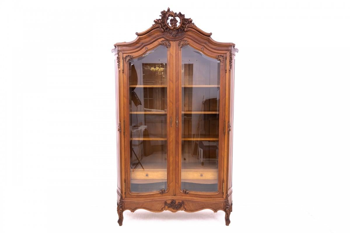 Antike Bibliothek aus der Wende vom 19. zum 20. Jahrhundert.

Möbel in sehr gutem Zustand, nach professioneller Renovierung.

Abmessungen: Höhe 262 cm / Breite 172 cm / Tiefe 56 cm