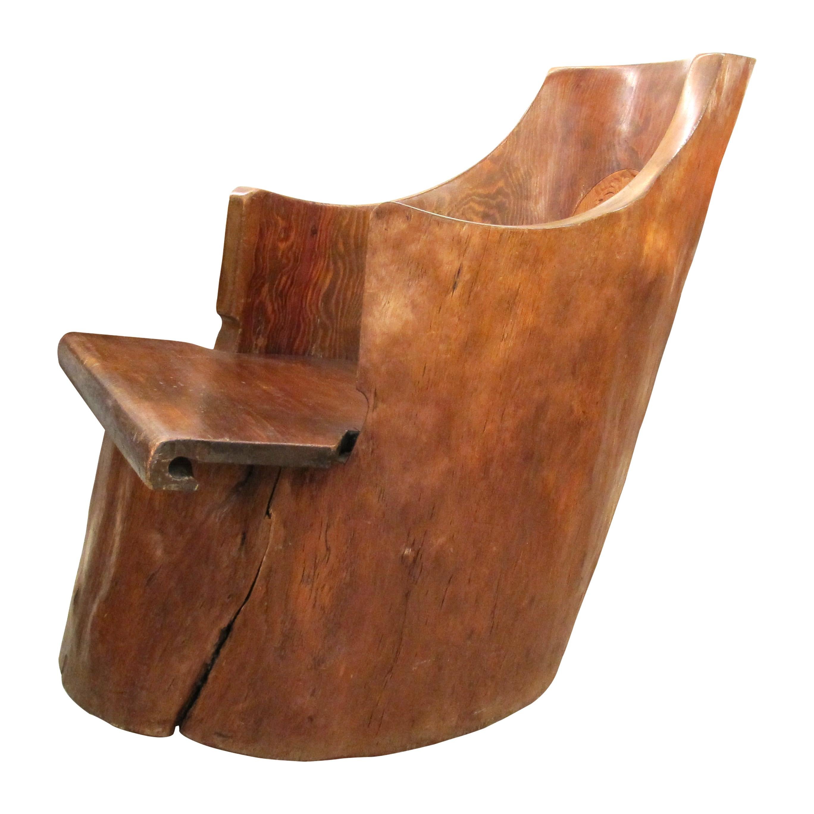 Intagliato a mano Storica sedia scandinava in legno di pino - datata 1934, Svezia in vendita