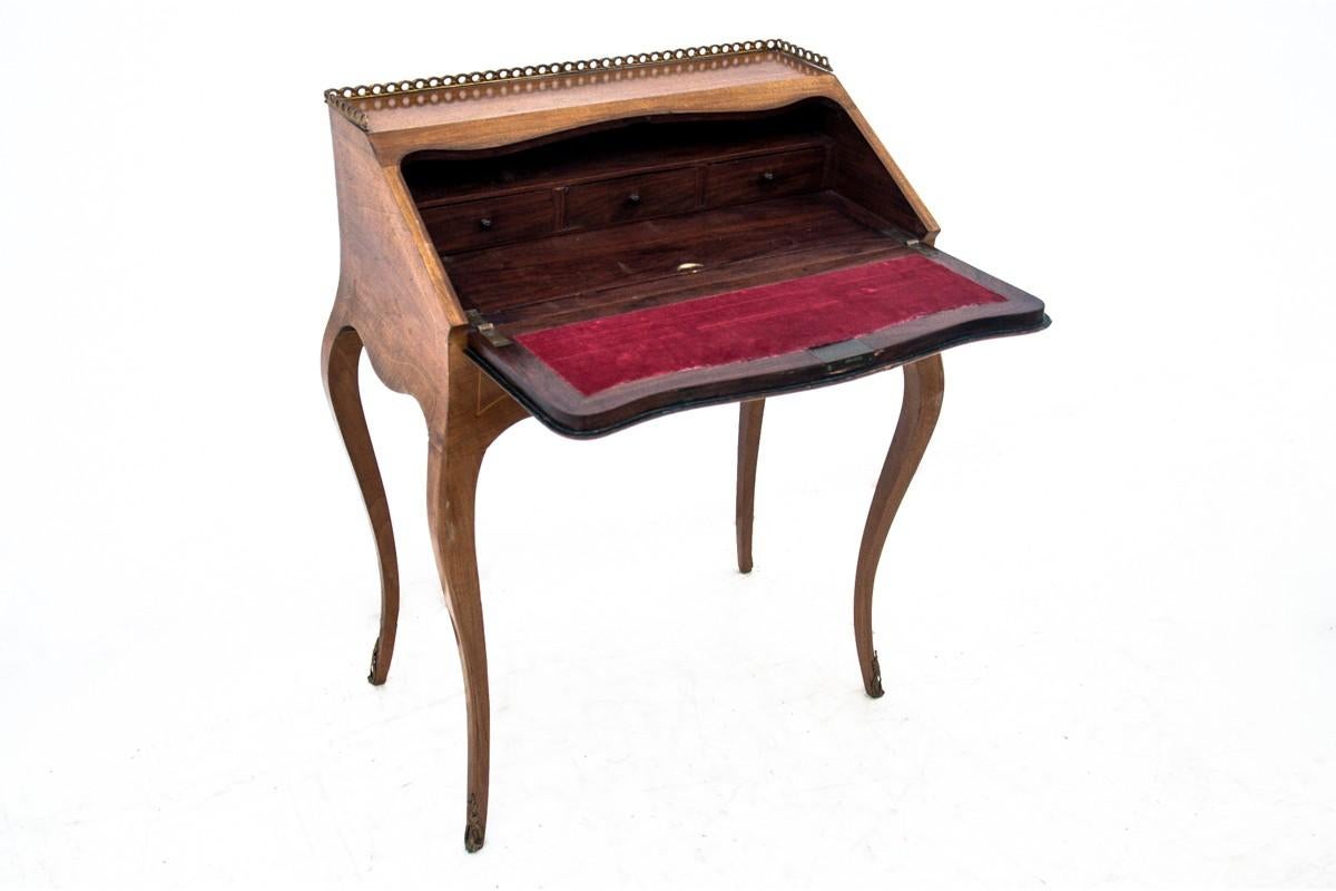 Ancient secretary from the beginning of the 20th century.

Dimensions: height 92 cm / width 72 cm / depth. 45 cm.