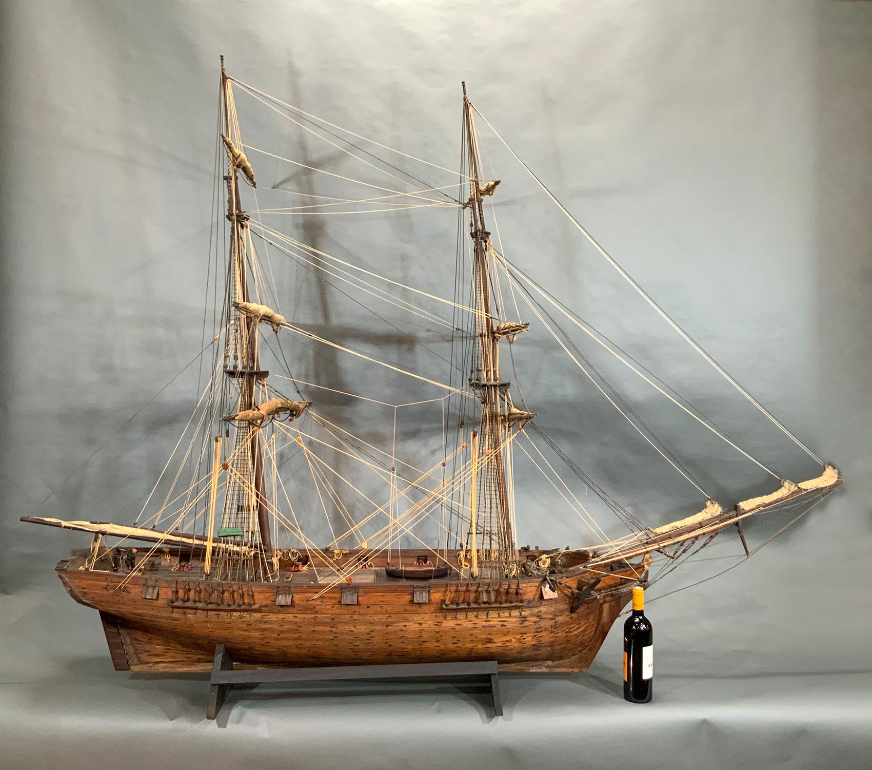 Modèle de bateau du XIXe siècle d'un brick américain provenant du très estimé New Bedford Whaling Museum, anciennement Old Dartmouth Historical Society, avec des planches de bord sculptées, une coque et un pont en planches. Entièrement gréé, voiles