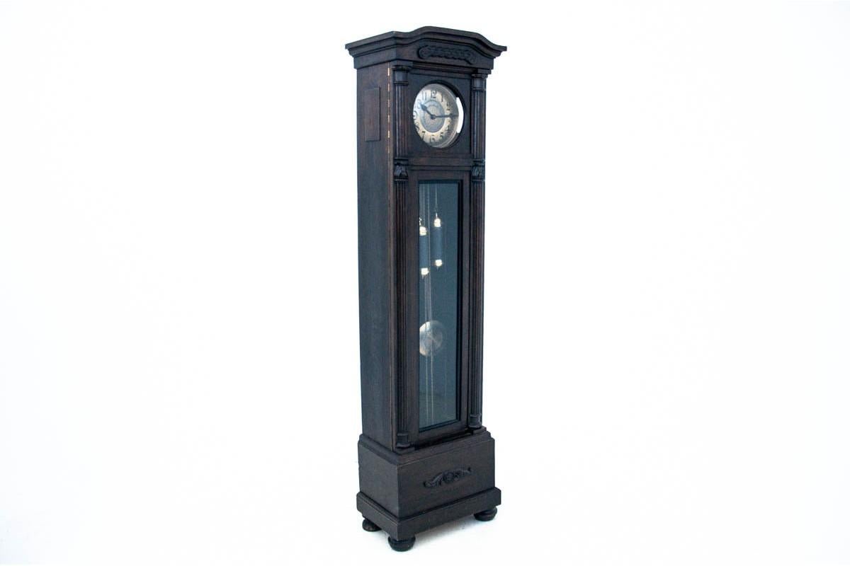 Antique clock from around 1900.

Dimensions: height 212 cm / width 56 cm / depth. 37 cm