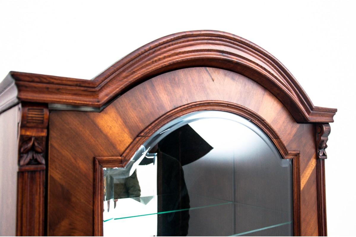 Escaparate - una biblioteca de mediados del siglo XIX de estilo Biedermeier.

Los muebles antiguos con una forma más bella aportarán elegancia a cualquier interior.

Este mueble está esmaltado con cristal original, de forma bastante sencilla,

pero