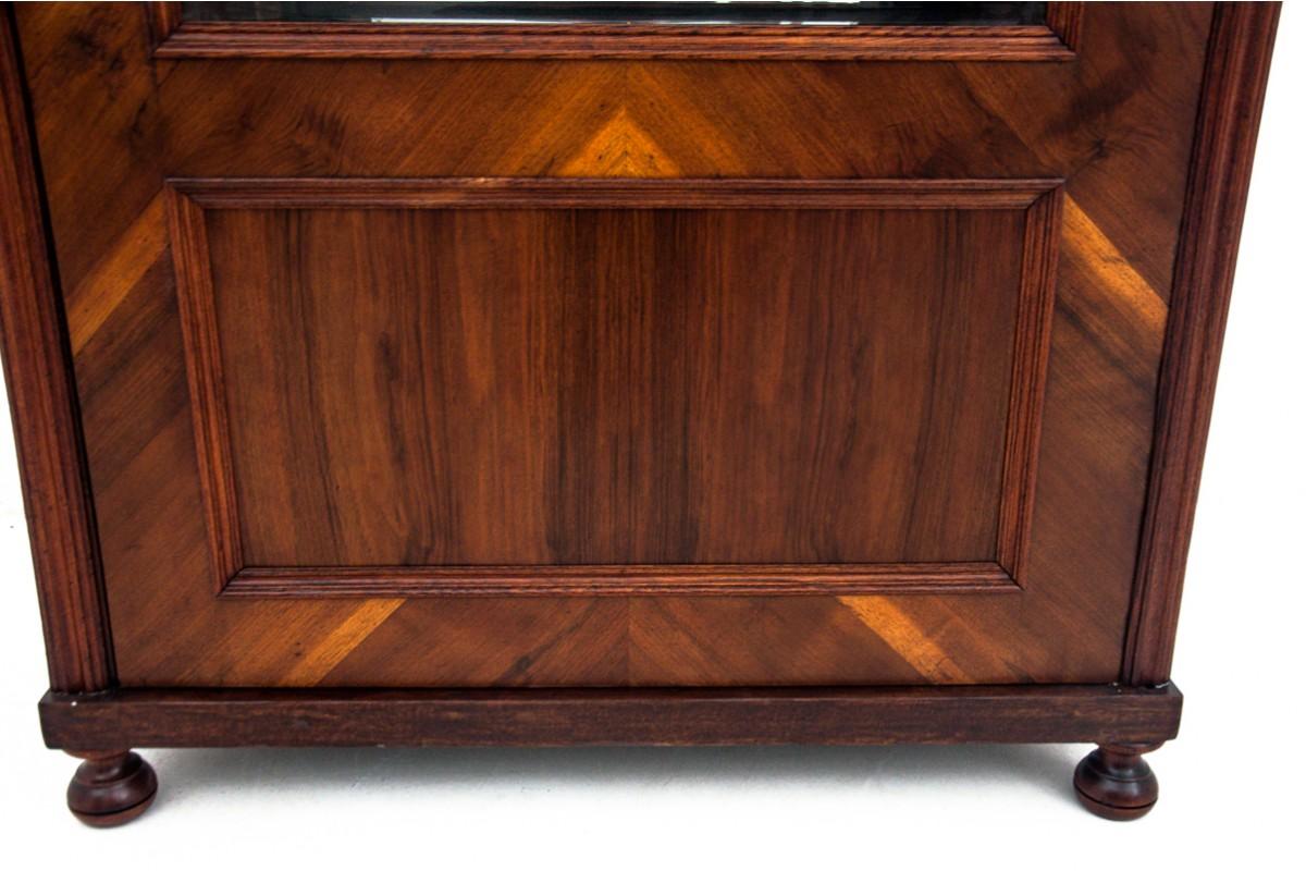 Vitrina histórica de alrededor de 1860 en venta 2