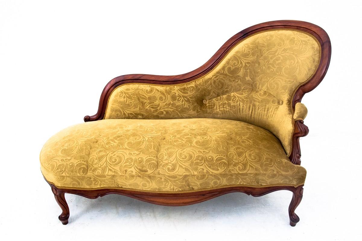 Historic chaise longue, France, circa 1910. The furniture is in very good condition, after professional renovation, it has been upholstered with a new fabric.

Wood: Mahogany

Dimensions: height 91 cm, height seat 37 cm, width 153 cm, depth 83